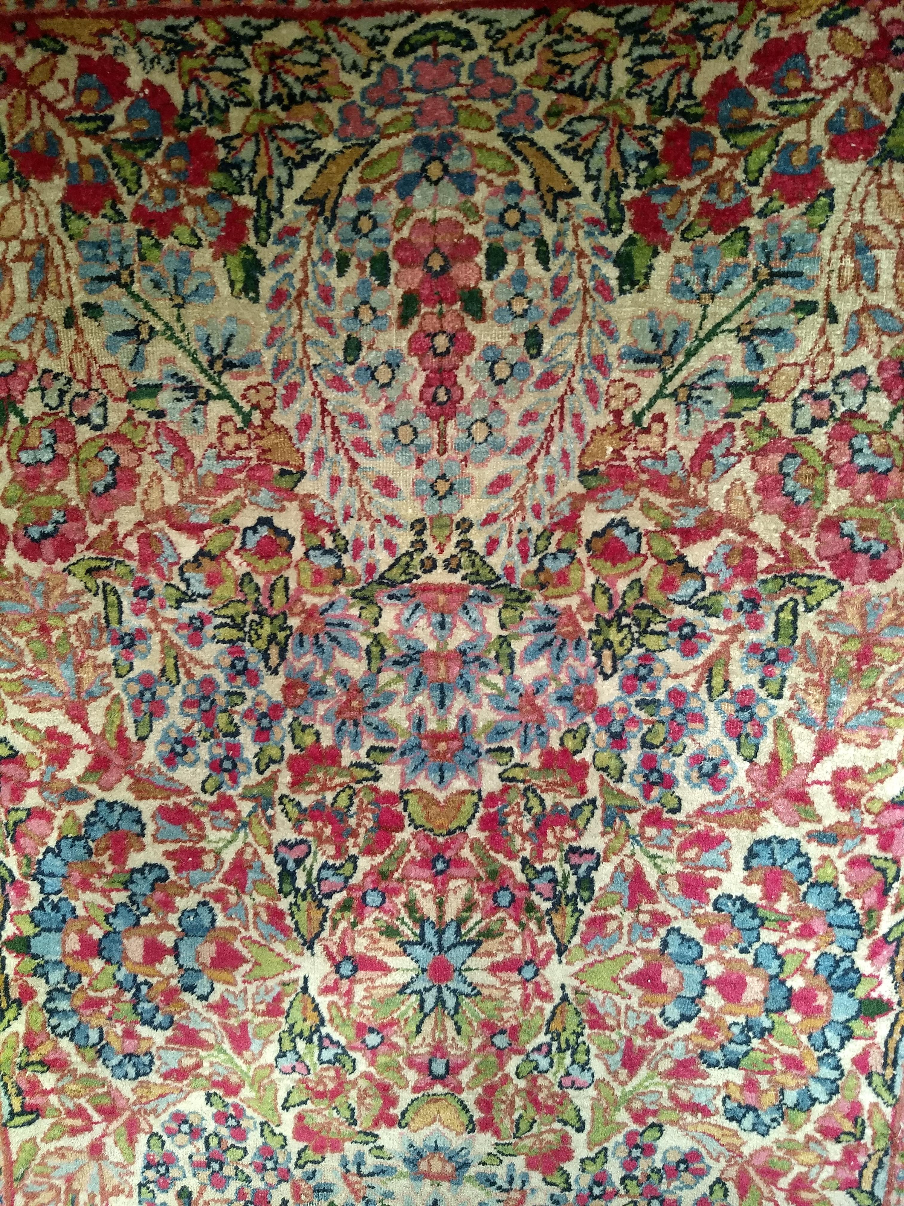 Kerman Lavar persan du 19ème siècle, motif floral sur toute sa surface en vente 1