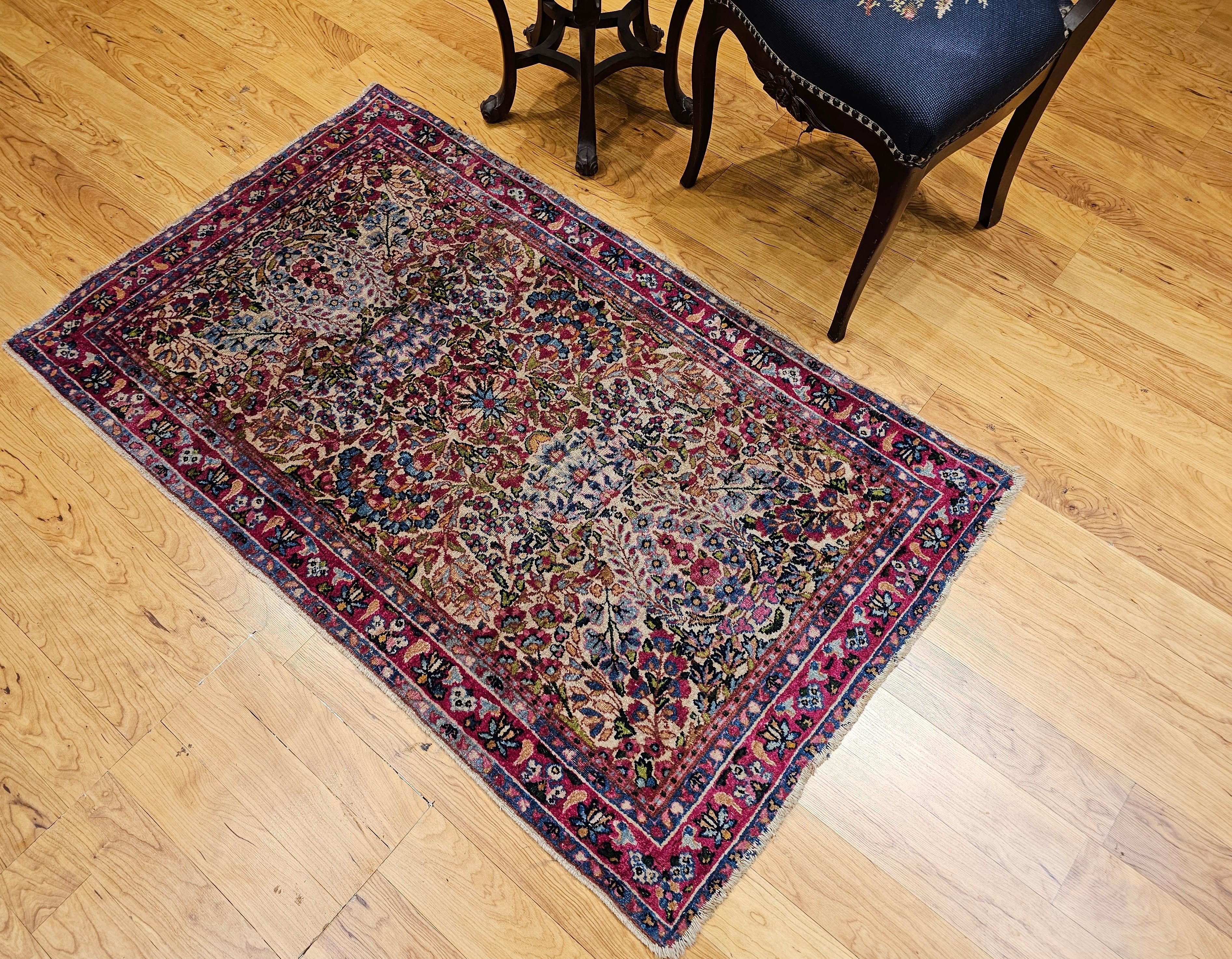 Kerman Lavar persan du 19ème siècle, motif floral sur toute sa surface en vente 2