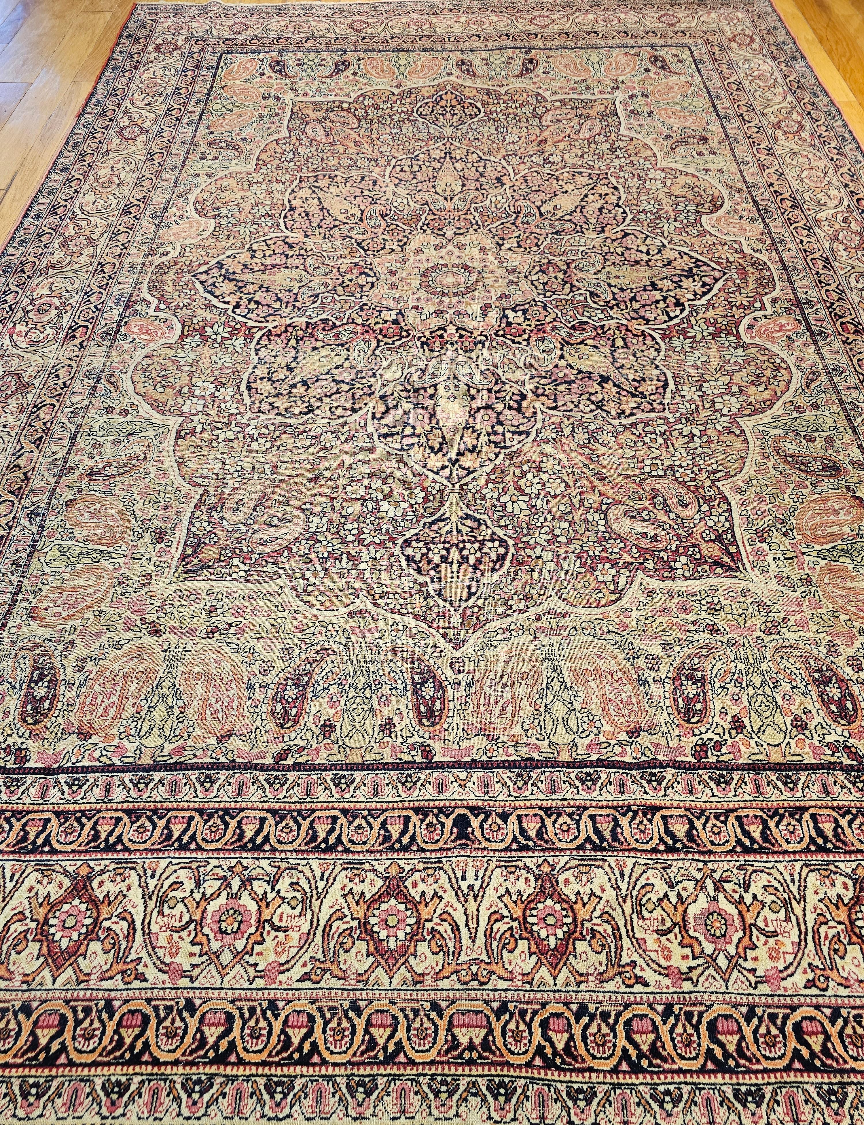 Tappeto persiano Kerman Lavar della fine del XIX secolo con disegno floreale e paisley nei colori avorio, rosso, giallo pallido e blu notte.  Il tappeto ha un design splendido e una meravigliosa combinazione di colori.  Il tappeto presenta un