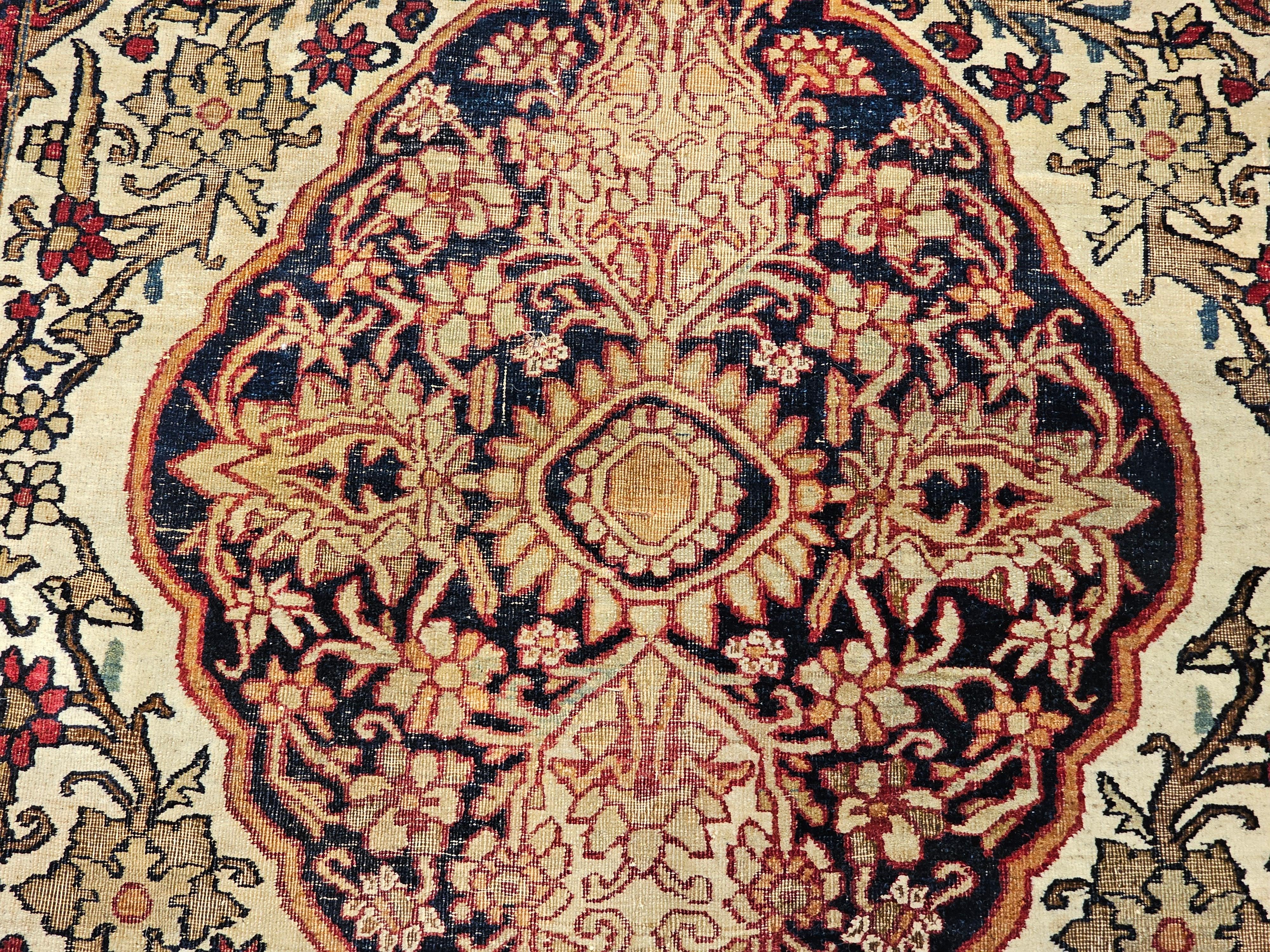 Kerman Lavar du 19ème siècle à motif floral en ivoire, rouge, bleu marine, jaune en vente 6