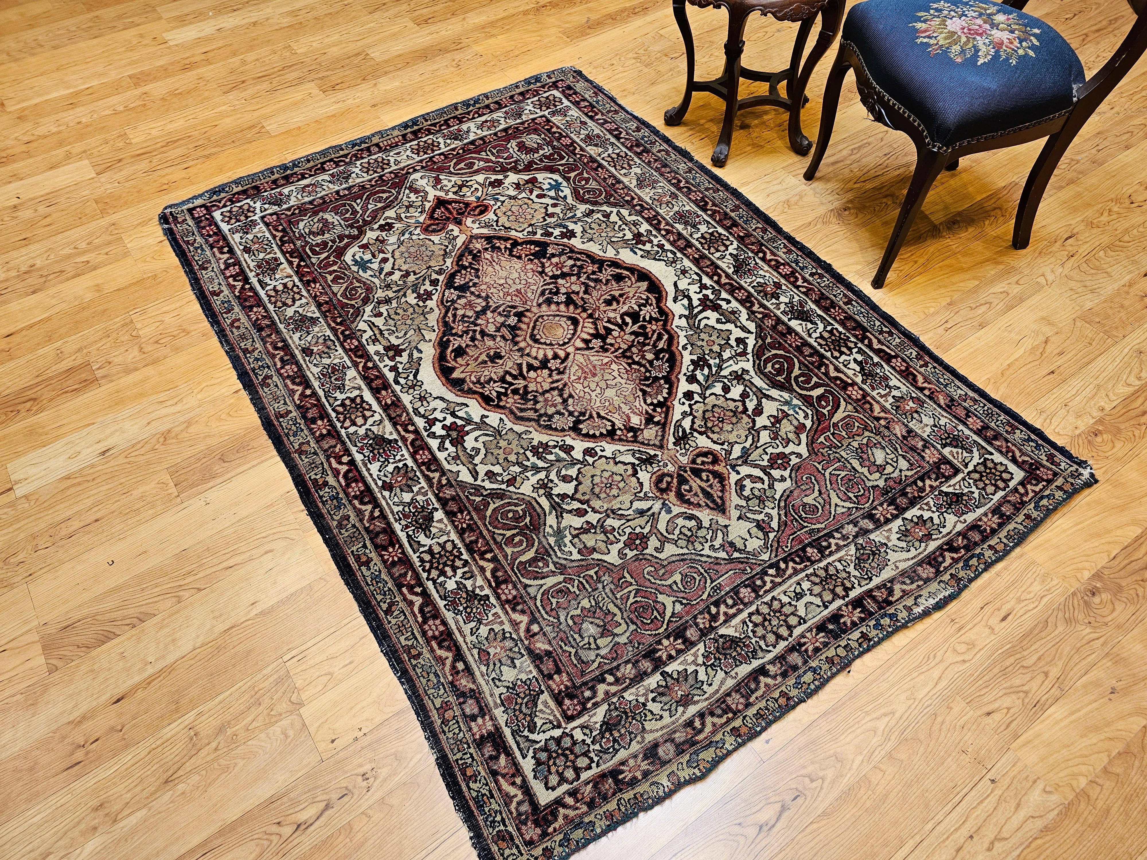 Kerman Lavar du 19ème siècle à motif floral en ivoire, rouge, bleu marine, jaune en vente 7