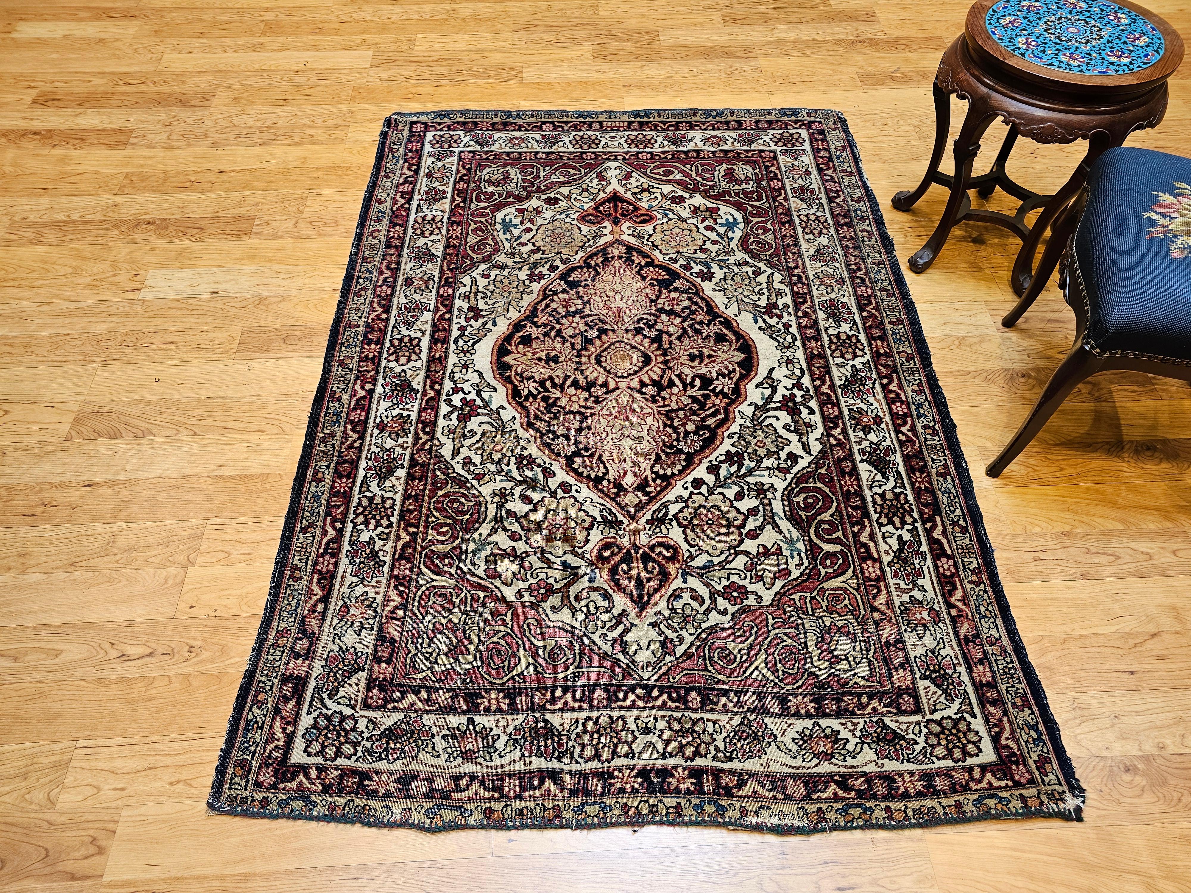 Kerman Lavar du 19ème siècle à motif floral en ivoire, rouge, bleu marine, jaune en vente 8