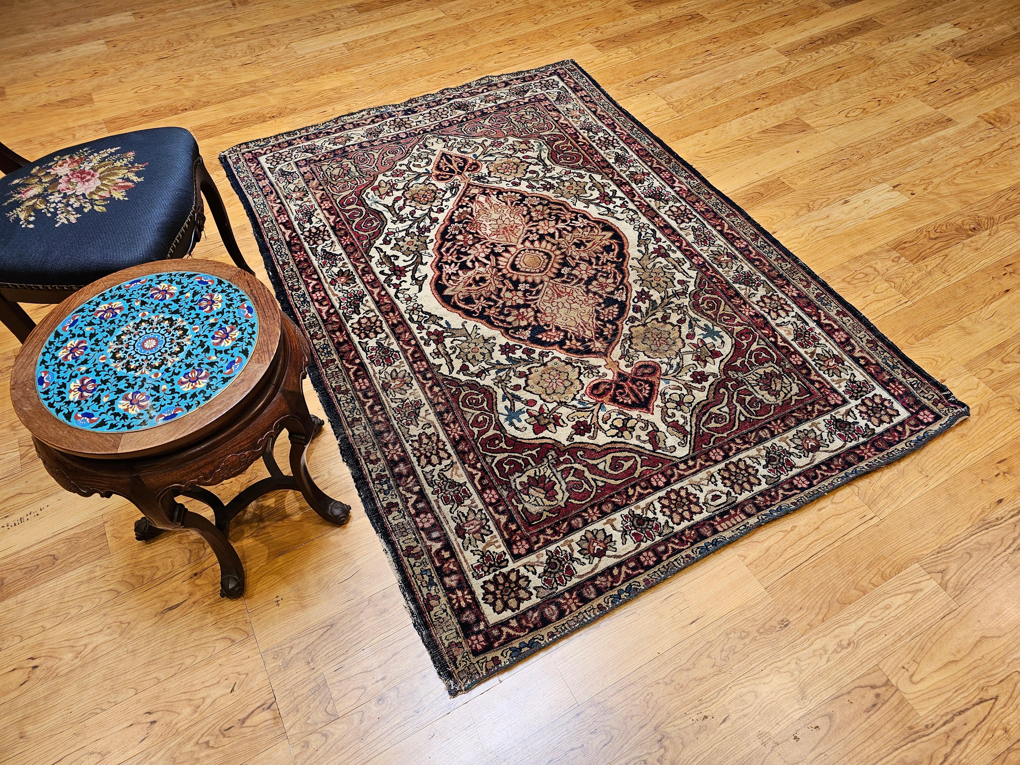 Kerman Lavar du 19ème siècle à motif floral en ivoire, rouge, bleu marine, jaune en vente 10