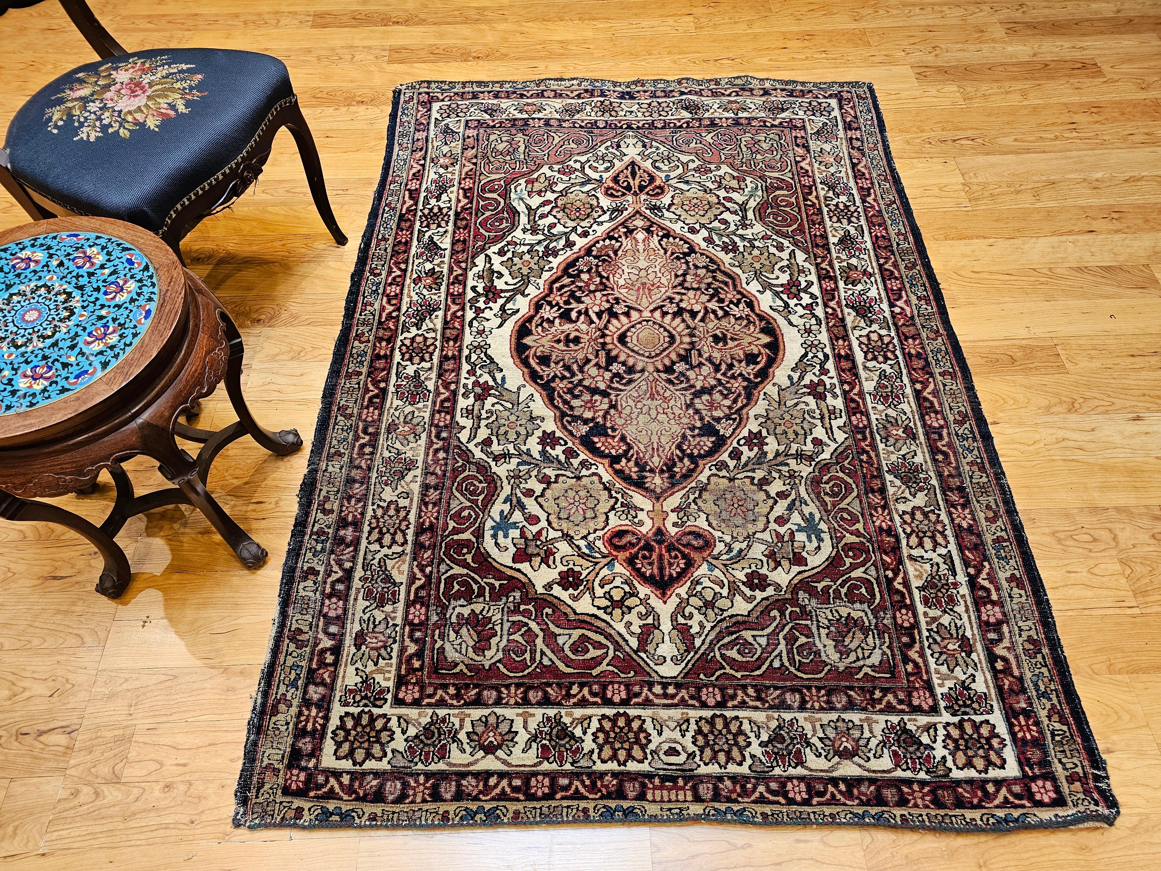 Kerman Lavar du 19ème siècle à motif floral en ivoire, rouge, bleu marine, jaune en vente 11