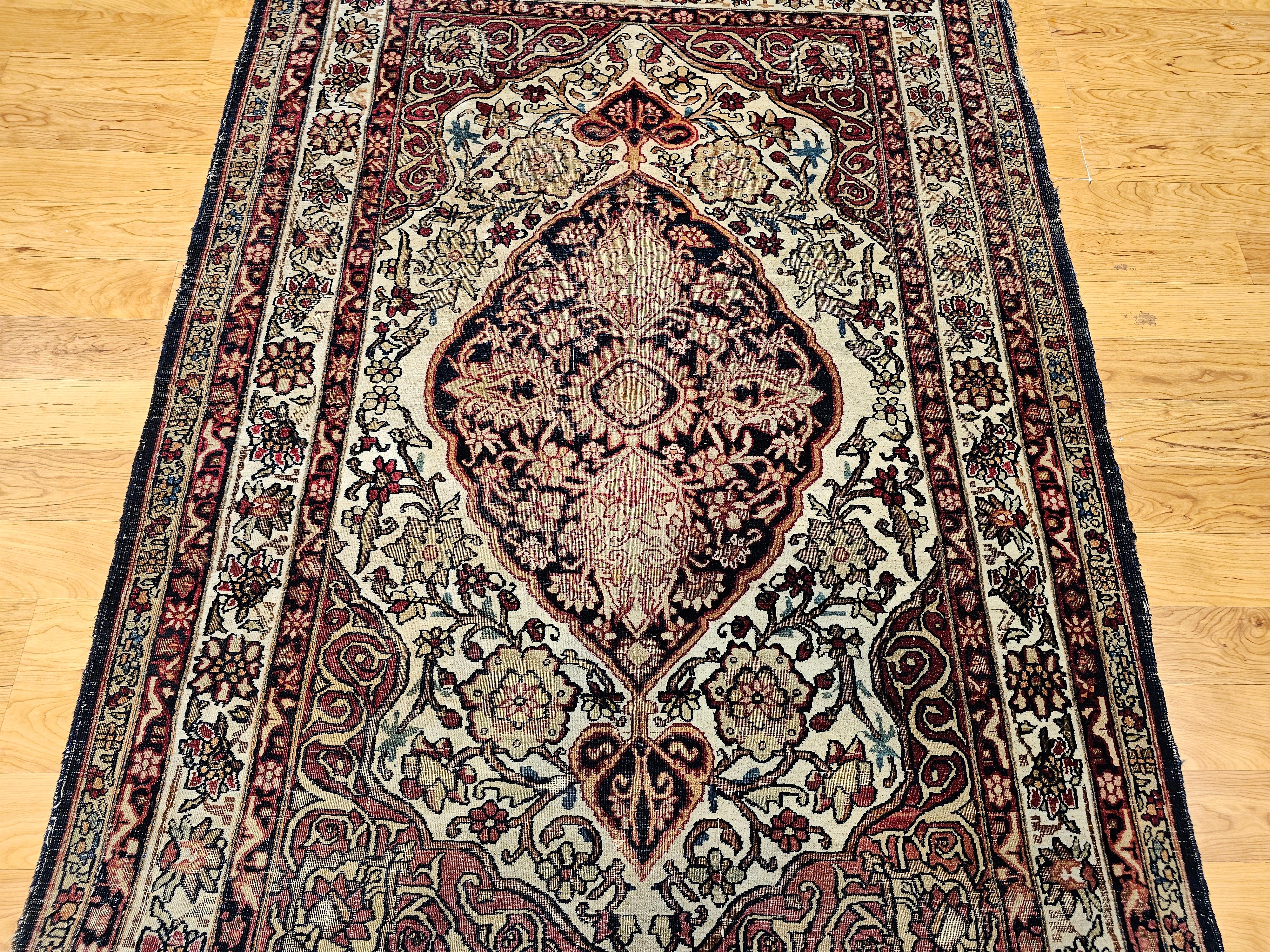 Teinture végétale Kerman Lavar du 19ème siècle à motif floral en ivoire, rouge, bleu marine, jaune en vente