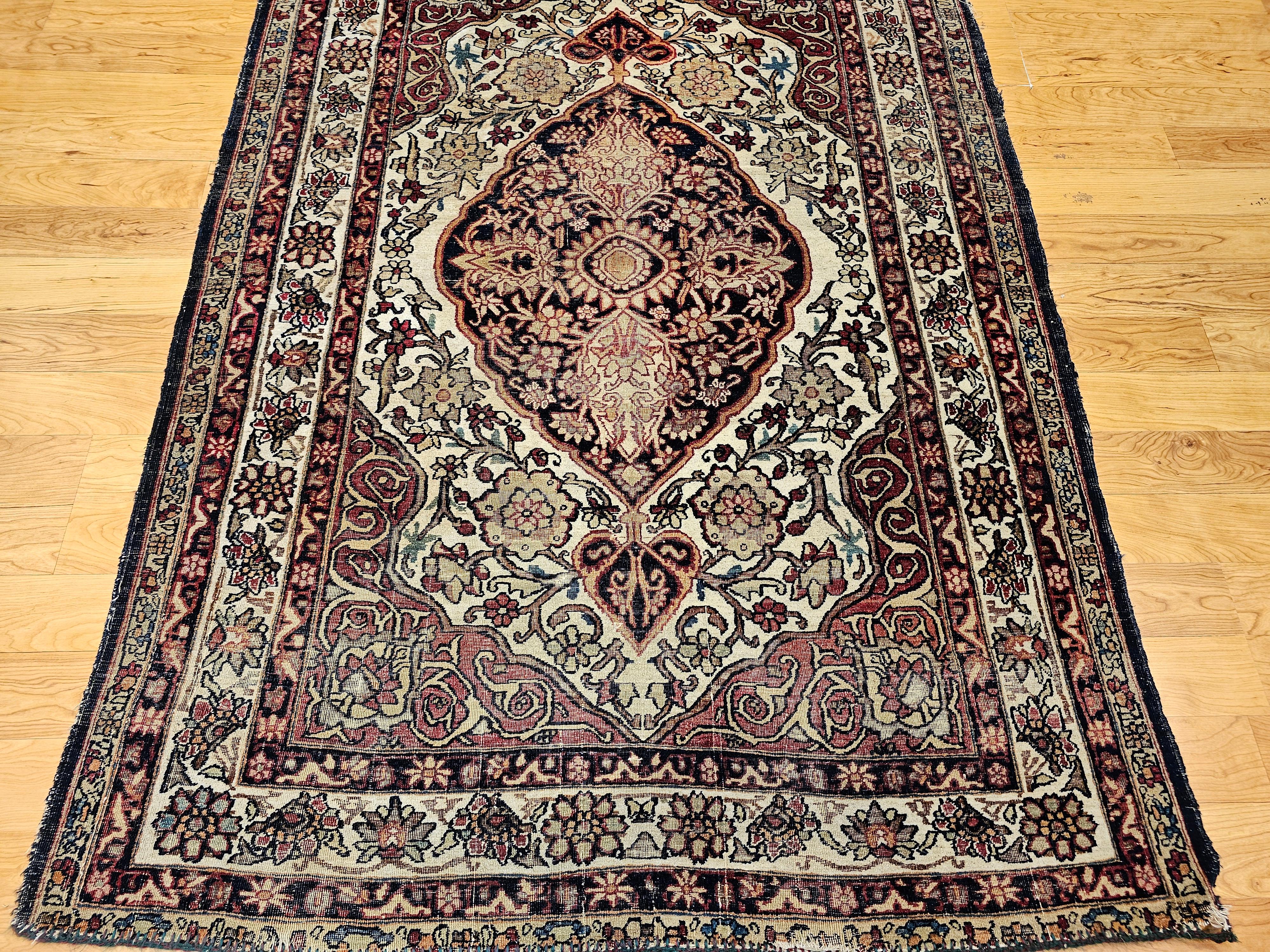 Kerman Lavar du 19ème siècle à motif floral en ivoire, rouge, bleu marine, jaune Bon état - En vente à Barrington, IL
