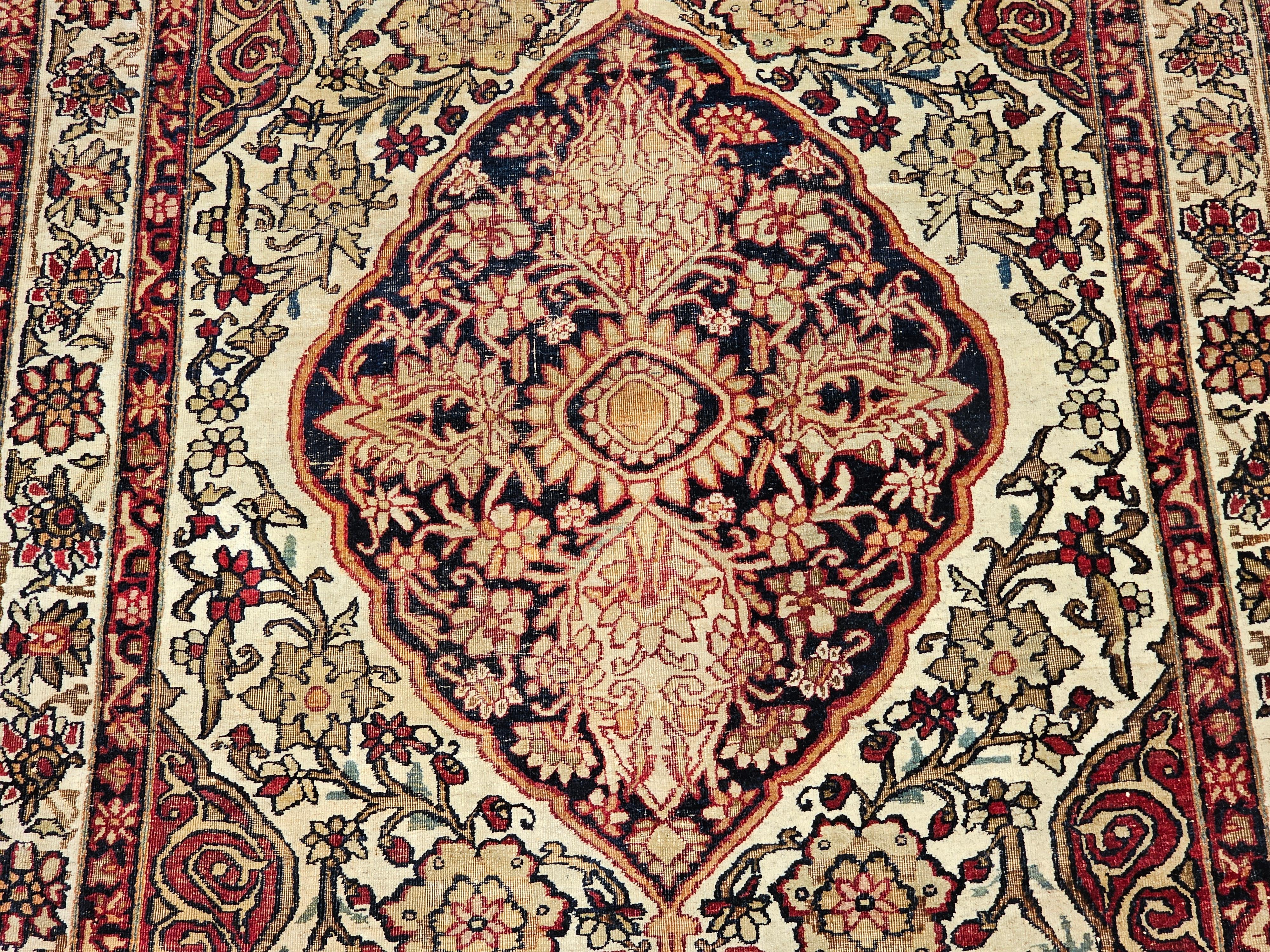 Kerman Lavar du 19ème siècle à motif floral en ivoire, rouge, bleu marine, jaune en vente 1