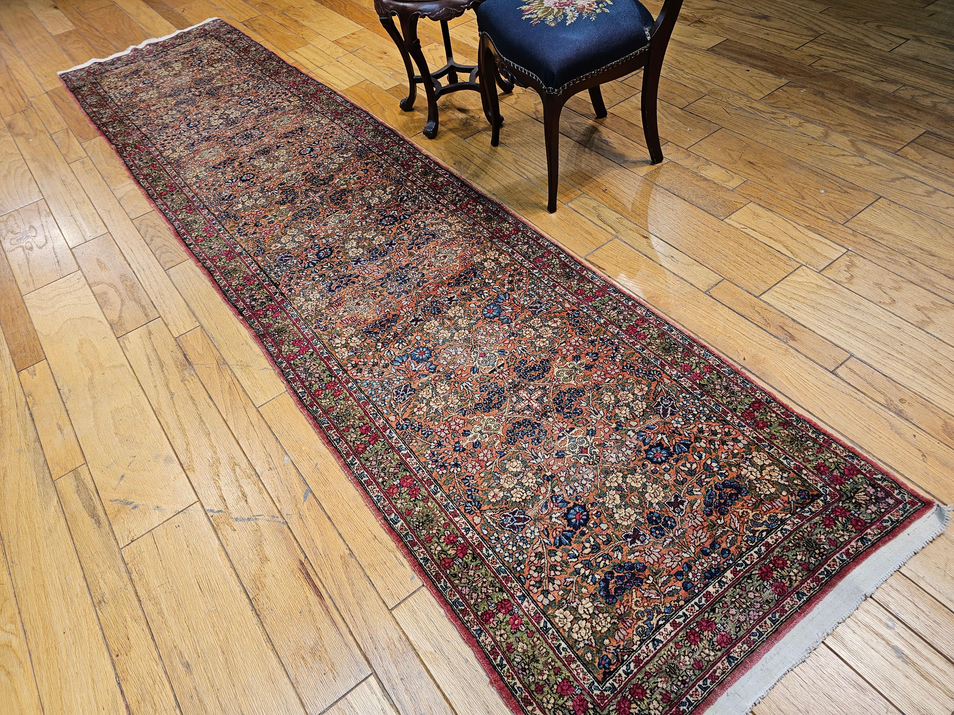 Tapis de couloir persan Kerman Lavar du 19ème siècle au motif floral intégral rouge rouille en vente 5