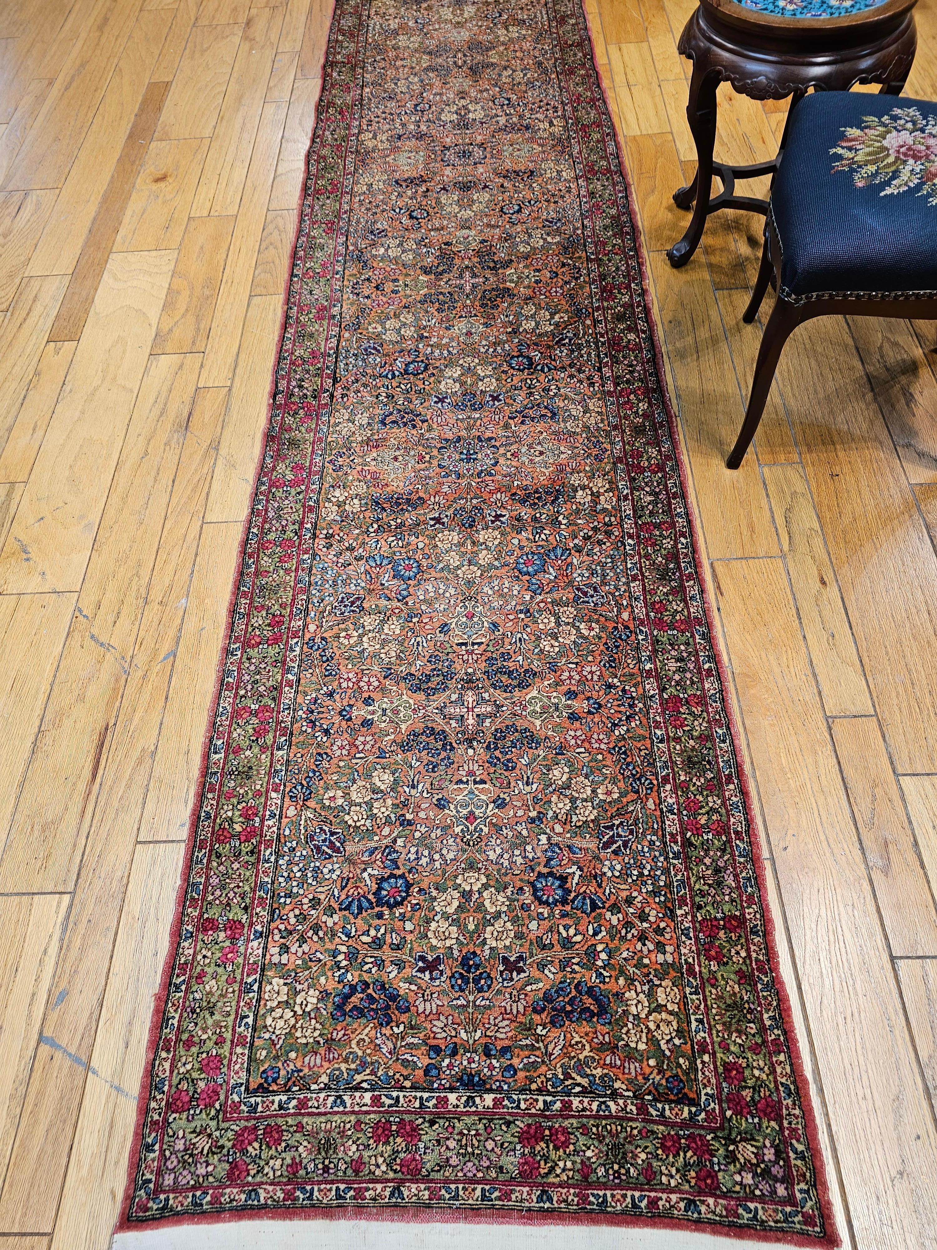 Rare tapis de course persan Kerman du 19e siècle à motif floral, champ rouge rouille et bordures vertes.  Le tapis Lavar Kerman est rarement présenté sous forme de chemin de table, ce qui le rend encore plus désirable. L'autre aspect unique de ce