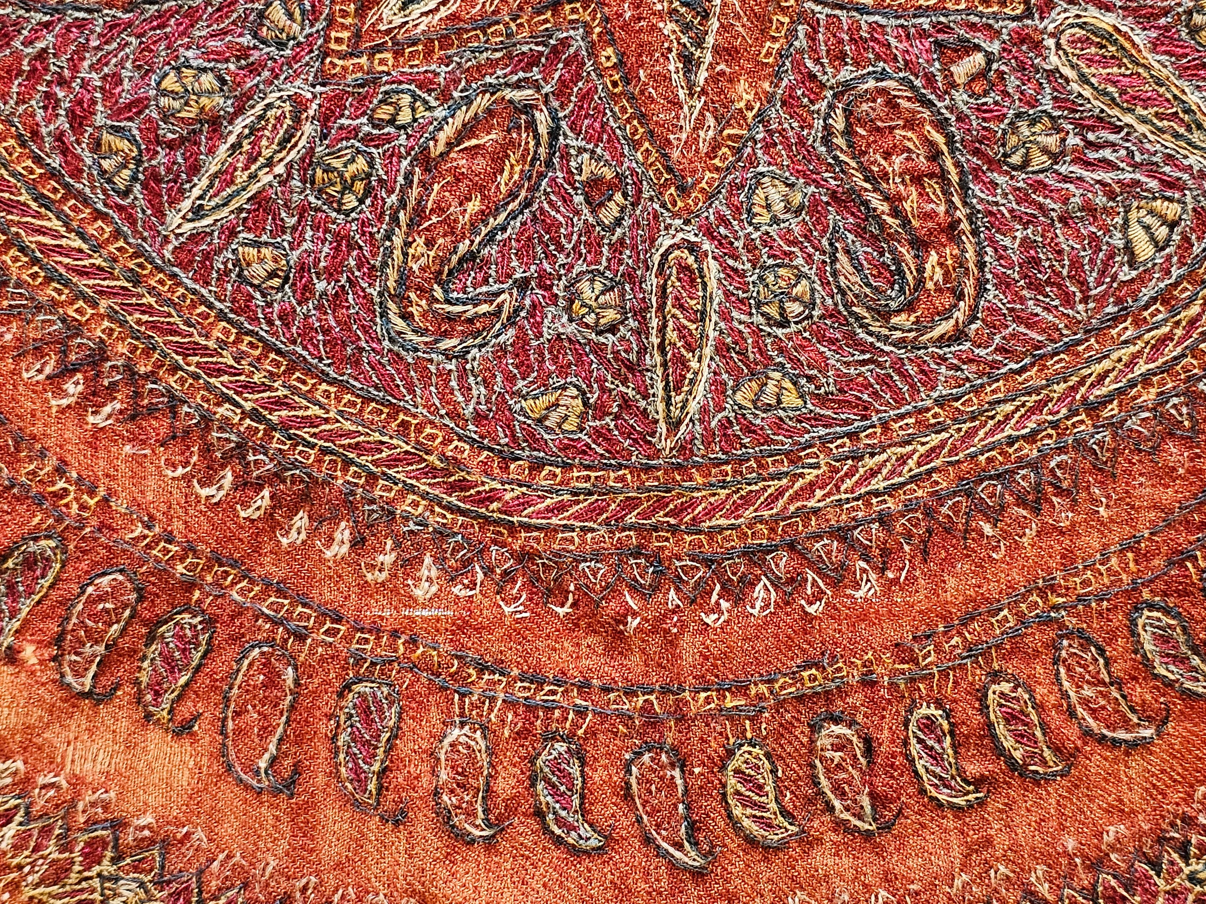 Persische Kerman Termeh-Seidenstickerei Suzani aus dem 19. Jahrhundert in Rot, Blau, Elfenbein im Angebot 6