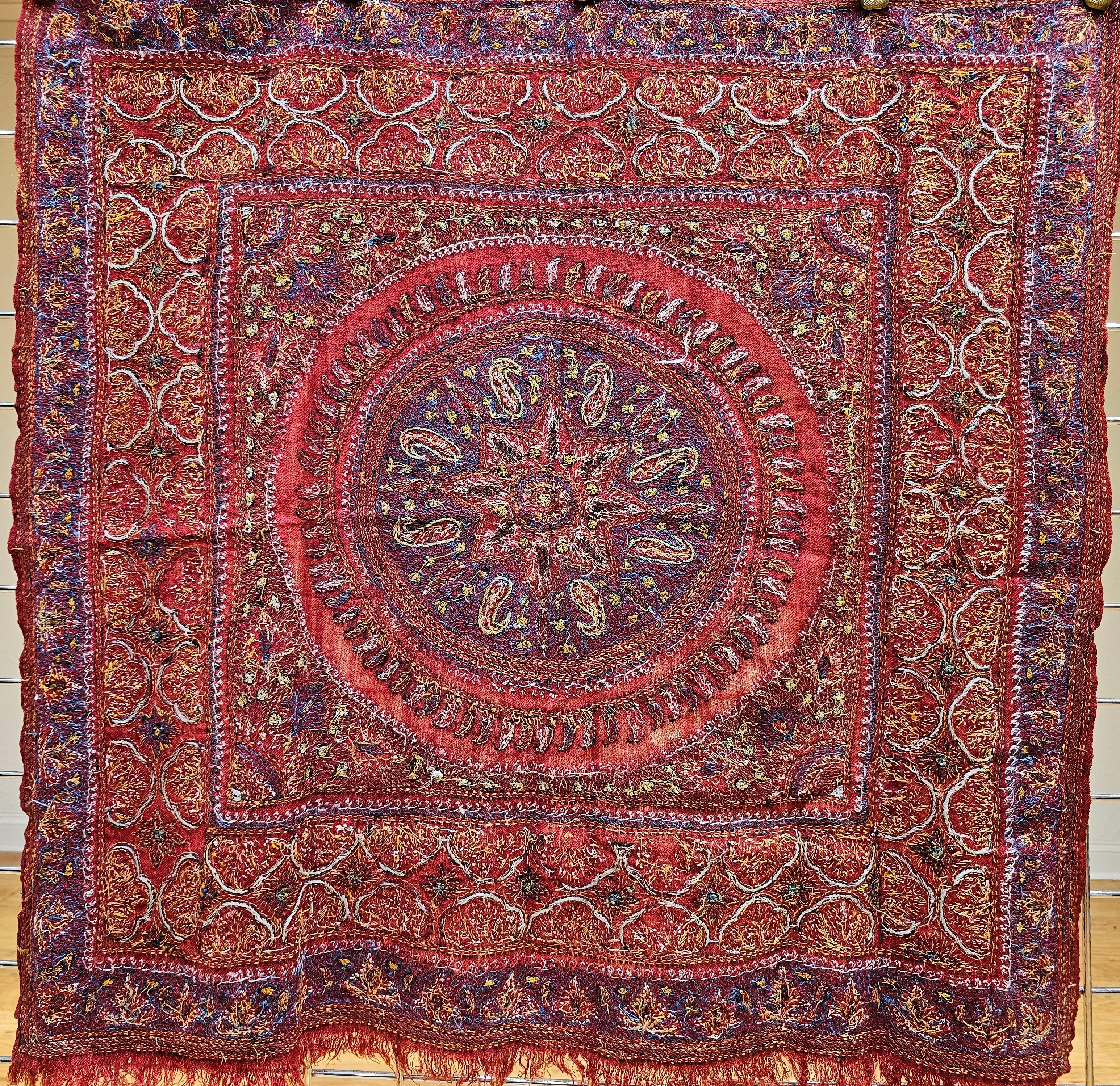 brodée en soie persane Kerman Termeh du 19ème siècle Suzani en rouge, bleu, ivoire en vente 5