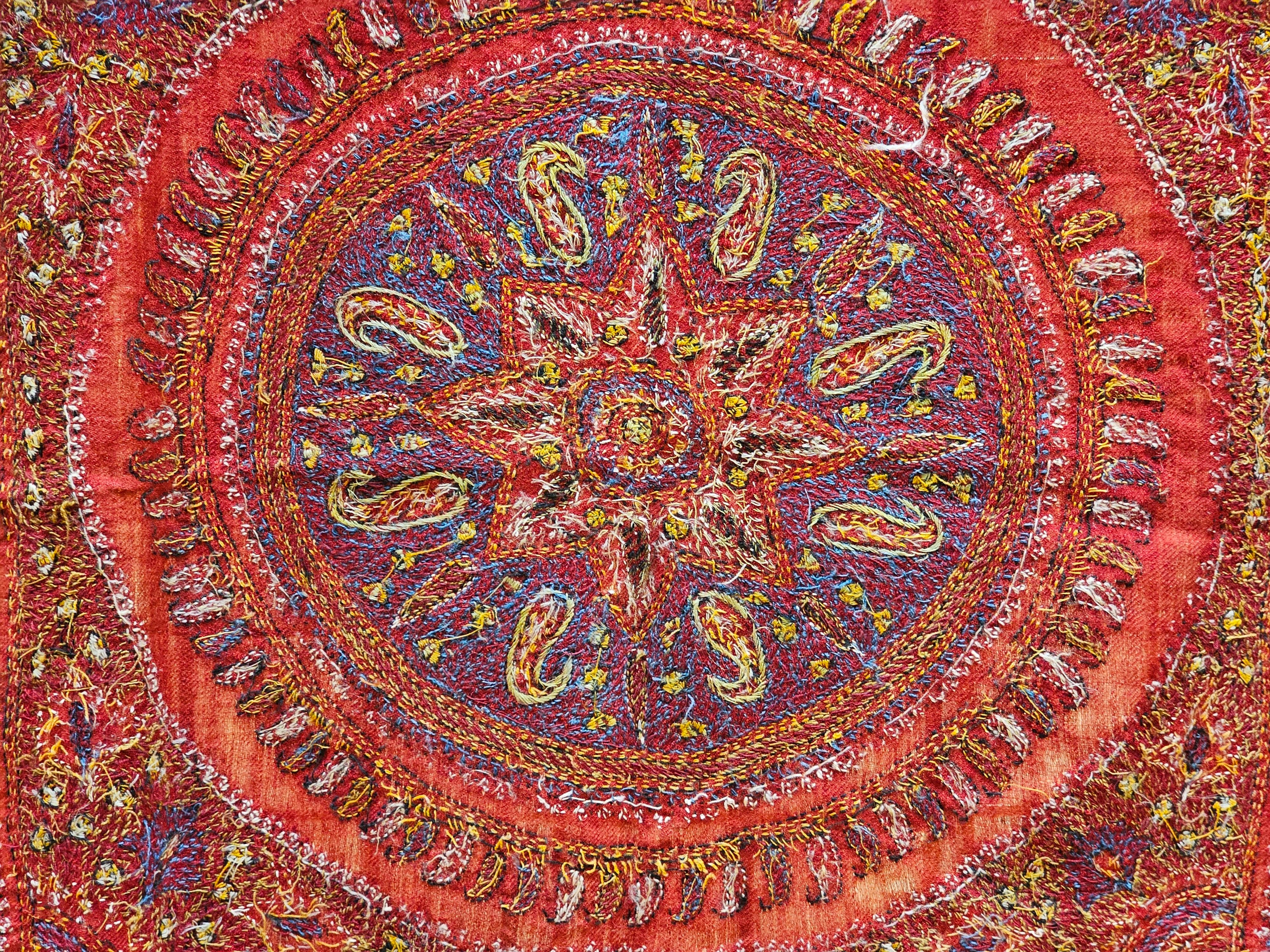 Persische Kerman Termeh-Seidenstickerei Suzani aus dem 19. Jahrhundert in Rot, Blau, Elfenbein im Angebot 8