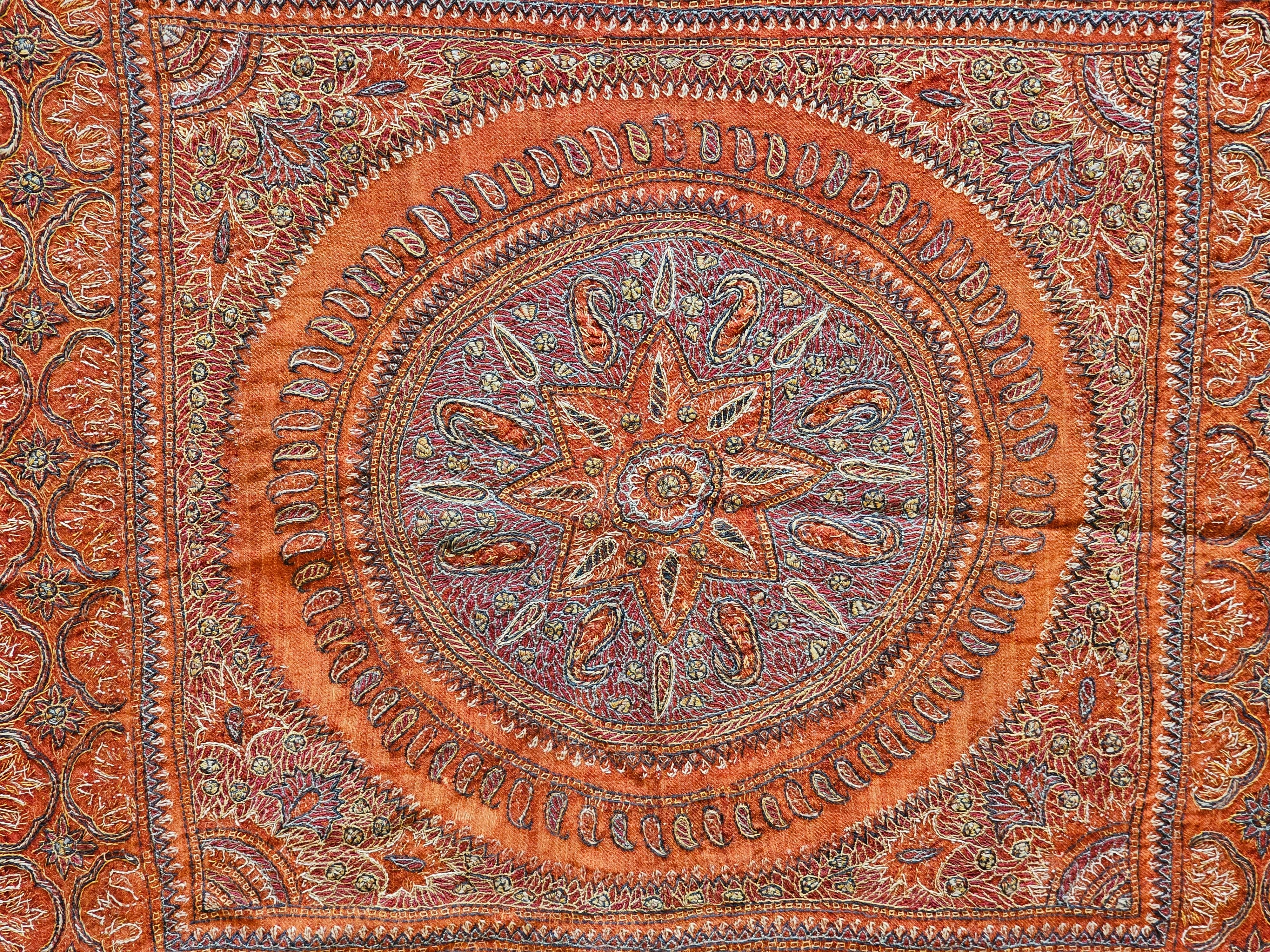 Persische Kerman Termeh-Seidenstickerei Suzani aus dem 19. Jahrhundert in Rot, Blau, Elfenbein (Handgefertigt) im Angebot