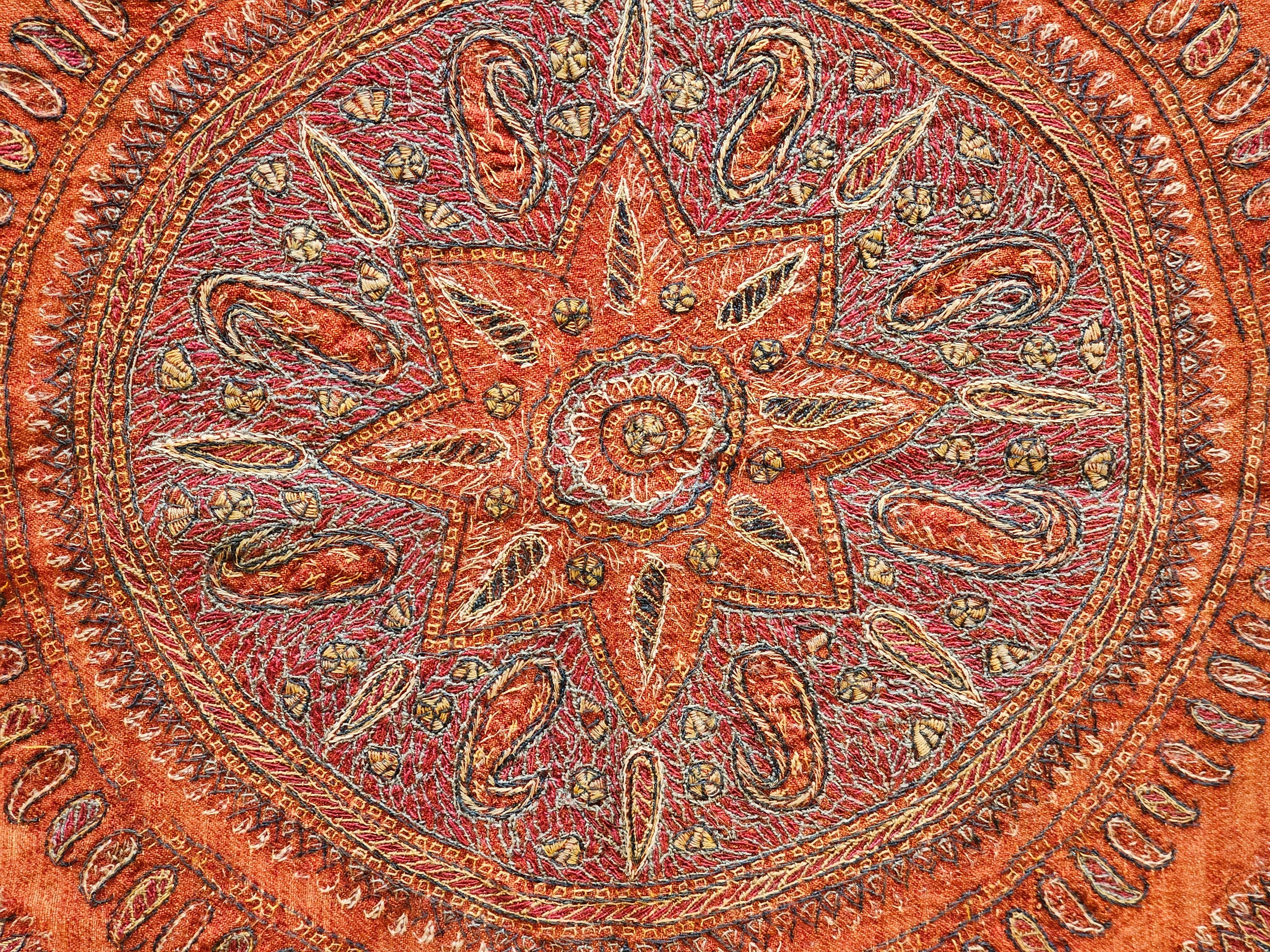 Fait main brodée en soie persane Kerman Termeh du 19ème siècle Suzani en rouge, bleu, ivoire en vente