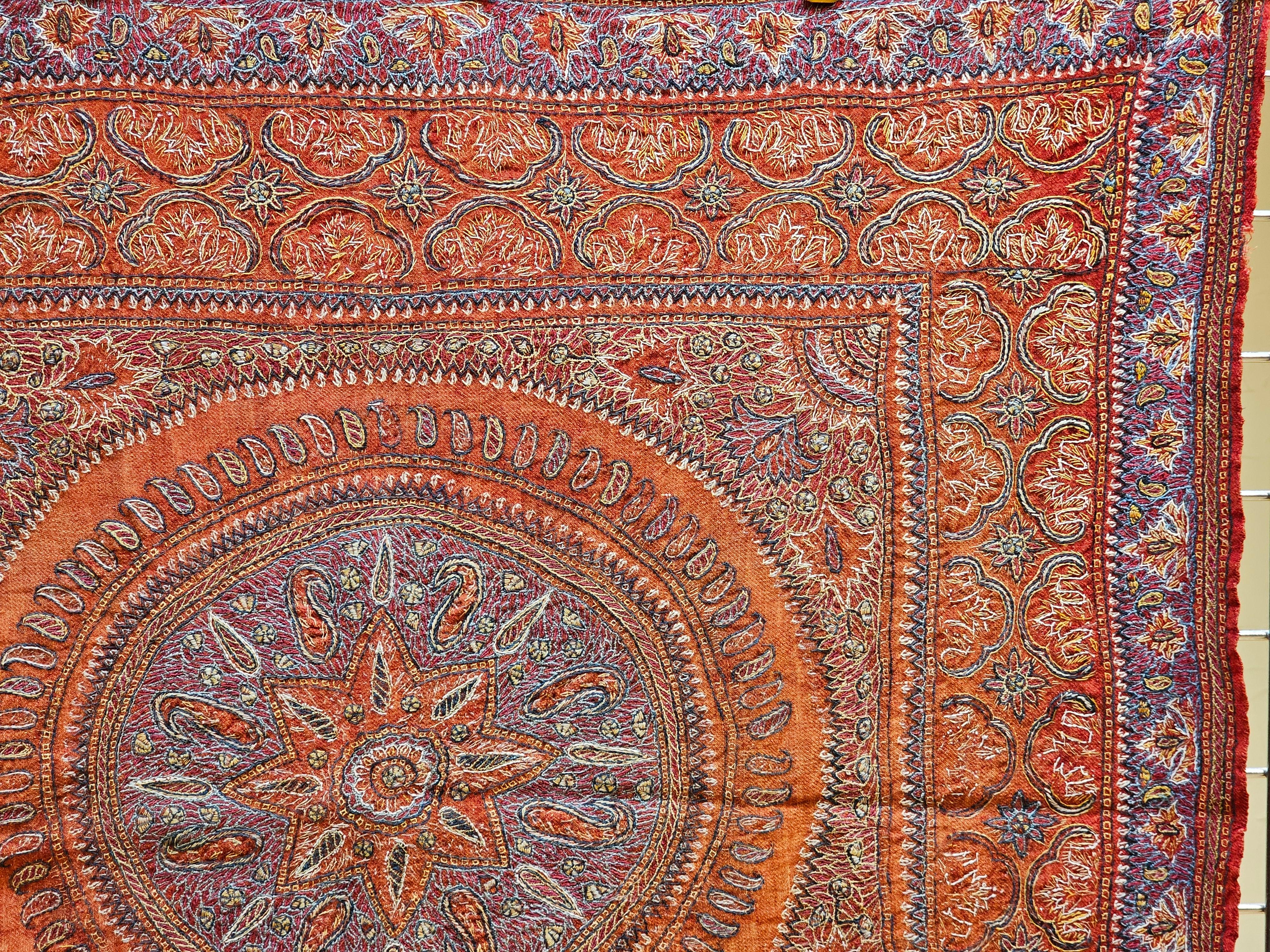 Persische Kerman Termeh-Seidenstickerei Suzani aus dem 19. Jahrhundert in Rot, Blau, Elfenbein im Angebot 2