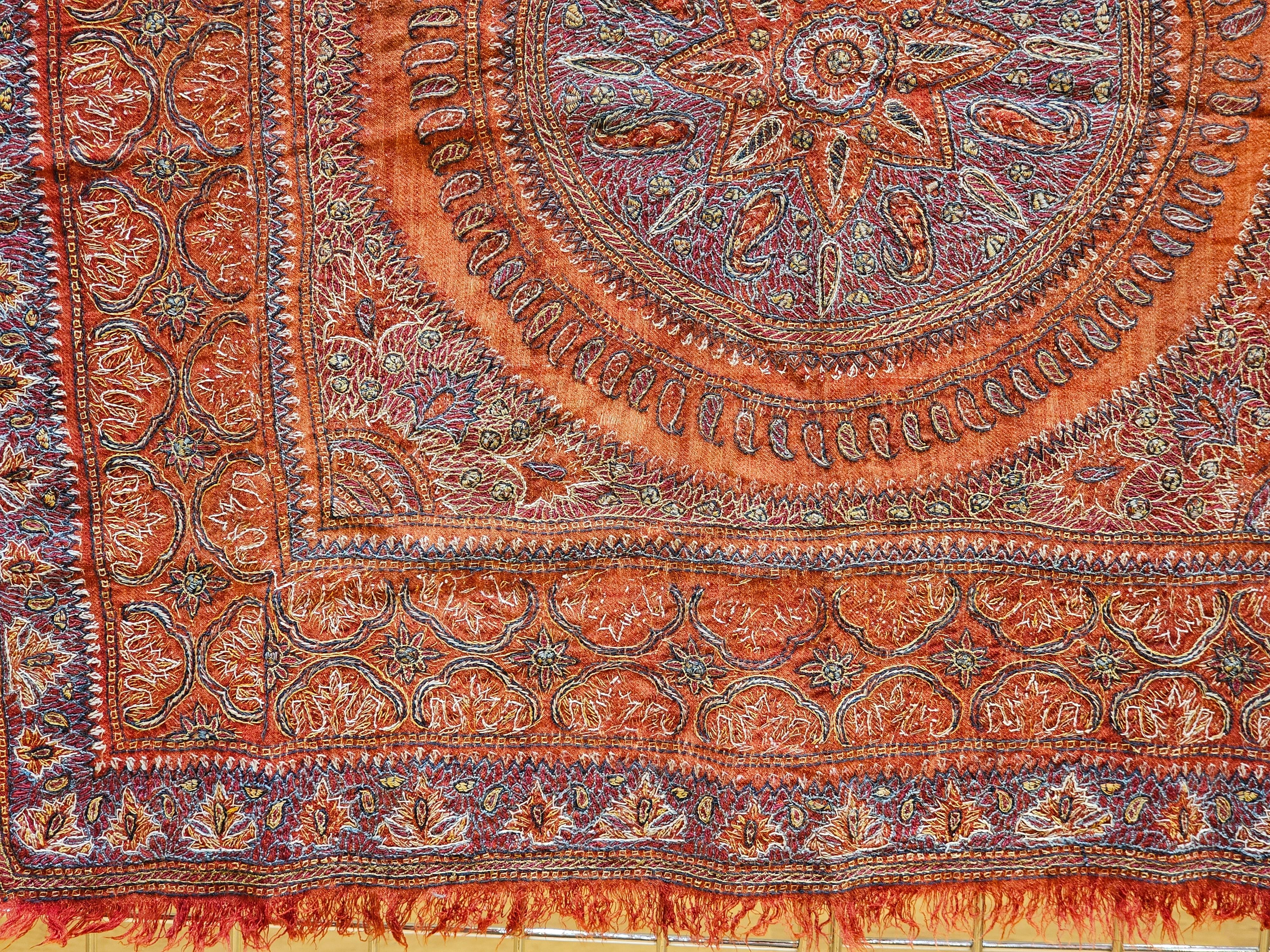 brodée en soie persane Kerman Termeh du 19ème siècle Suzani en rouge, bleu, ivoire en vente 1