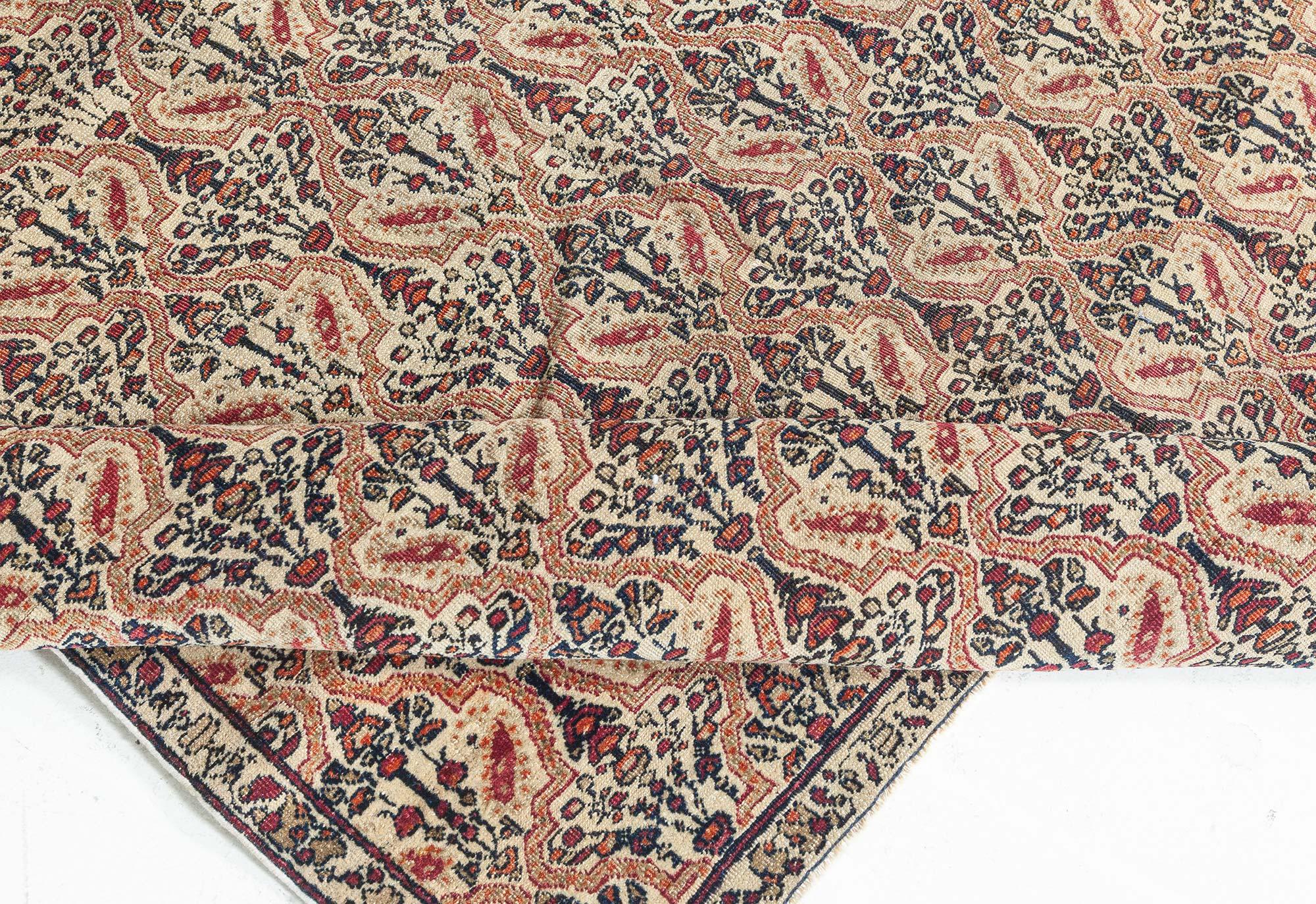 Persischer Kirman Botanic Teppich aus handgewebter Wolle in Rot, Grün und Beige aus dem 19. Jahrhundert im Zustand „Gut“ im Angebot in New York, NY