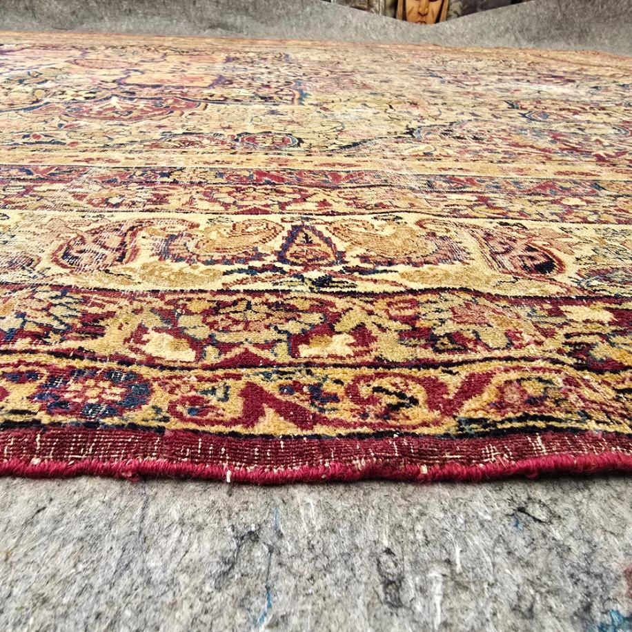 Perse Tapis persan Kirman du 19e siècle vieilli en vente