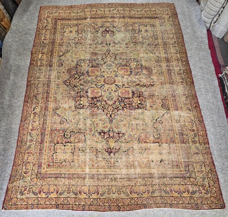 Tapis persan Kirman du 19e siècle vieilli Abîmé - En vente à Los Angeles, CA