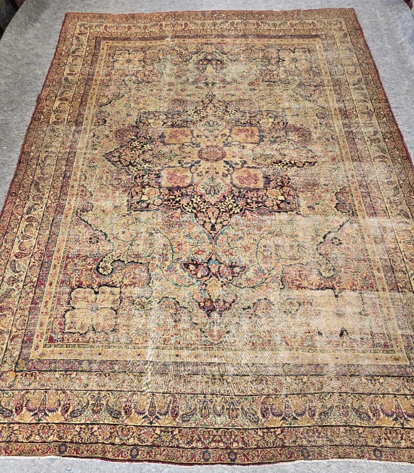Début du 20ème siècle Tapis persan Kirman du 19e siècle vieilli en vente