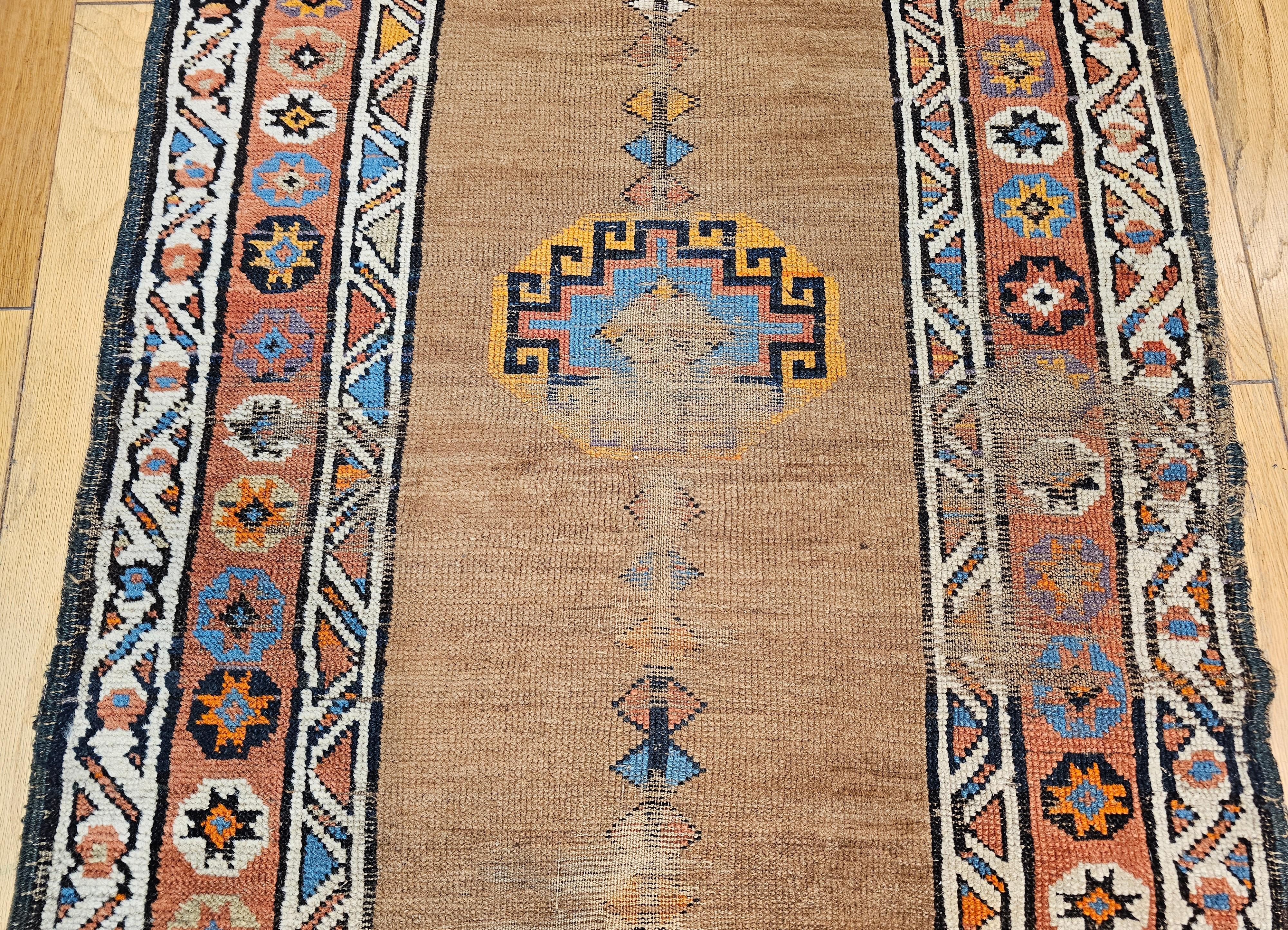 Tintura vegetale Runner in pelo di cammello curdo persiano del XIX secolo in vendita