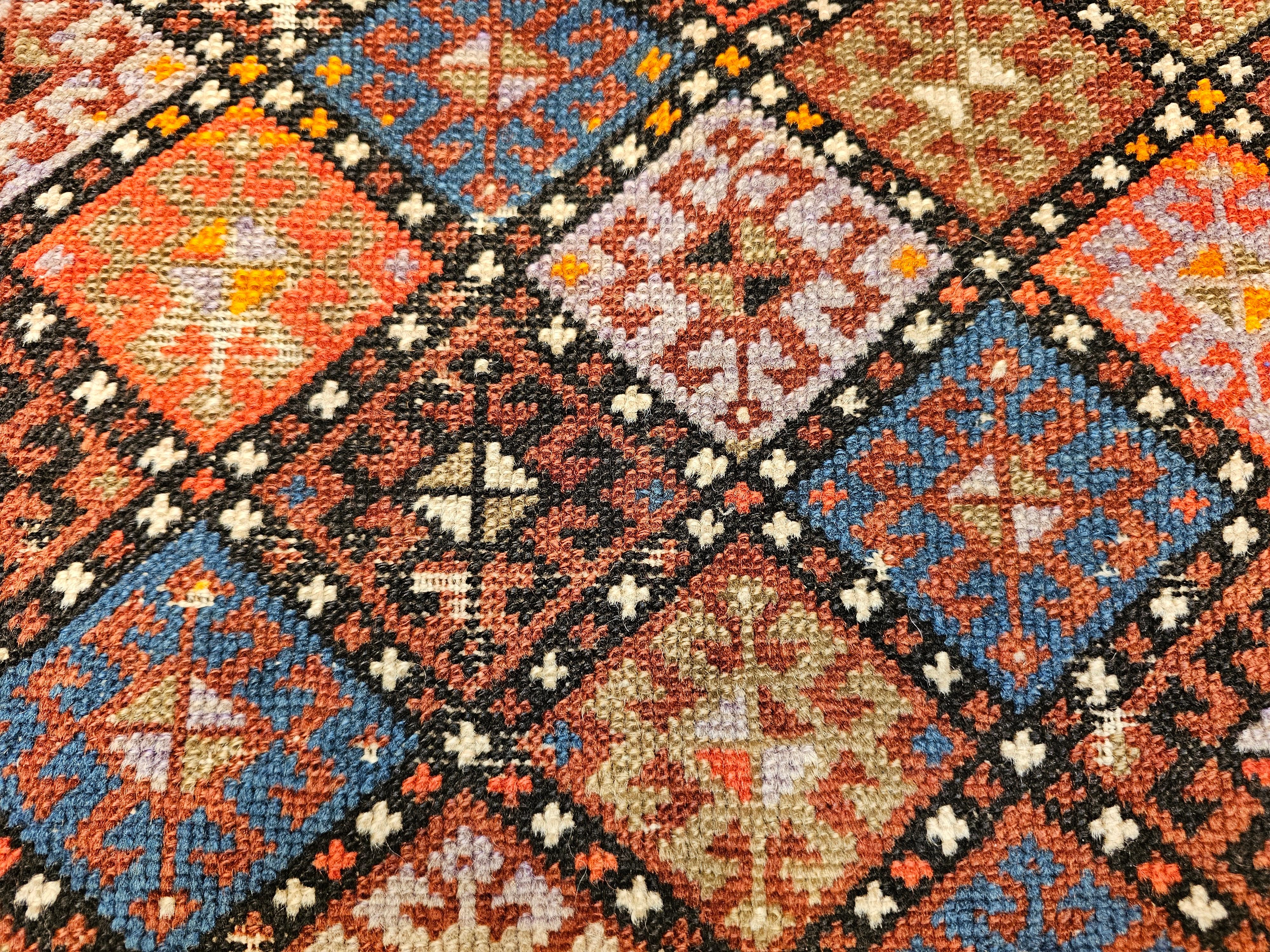 Persische Kurdische Stammeskunst-Taschentasche des 19. Jahrhunderts mit mehrfarbigem, geometrischem Design im Angebot 6