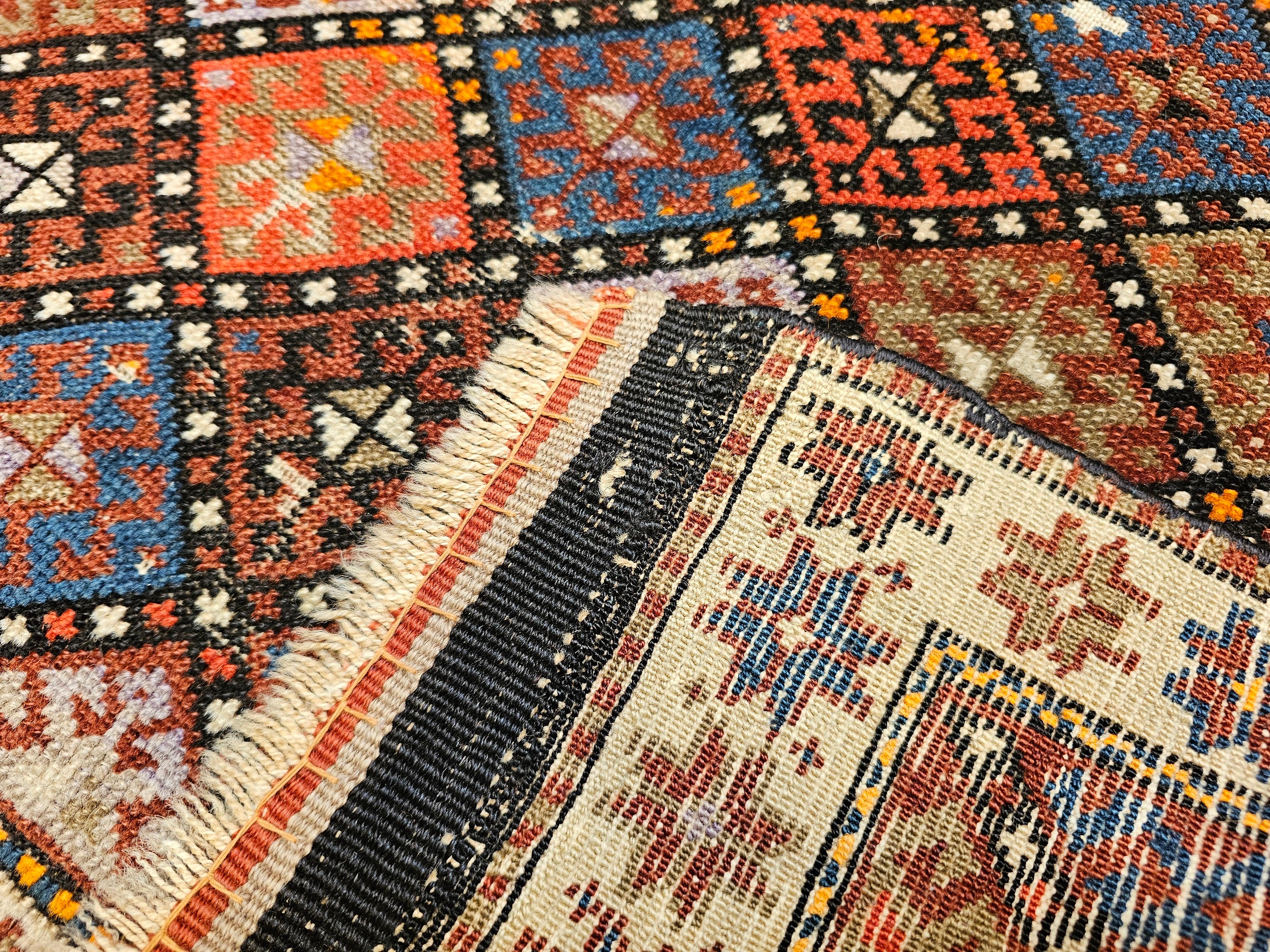 Persische Kurdische Stammeskunst-Taschentasche des 19. Jahrhunderts mit mehrfarbigem, geometrischem Design im Angebot 7