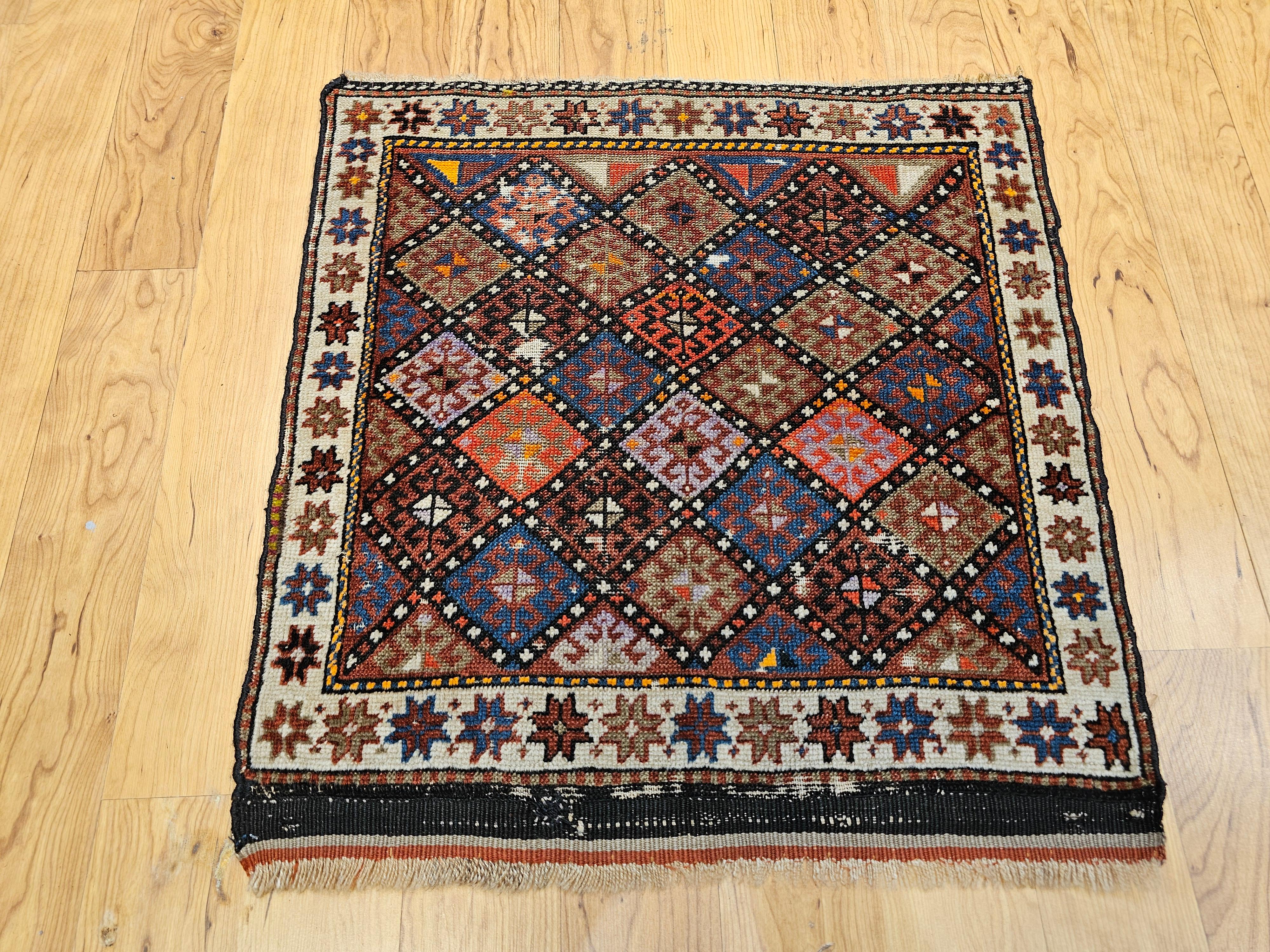 Persische Kurdische Stammeskunst-Taschentasche des 19. Jahrhunderts mit mehrfarbigem, geometrischem Design im Angebot 9