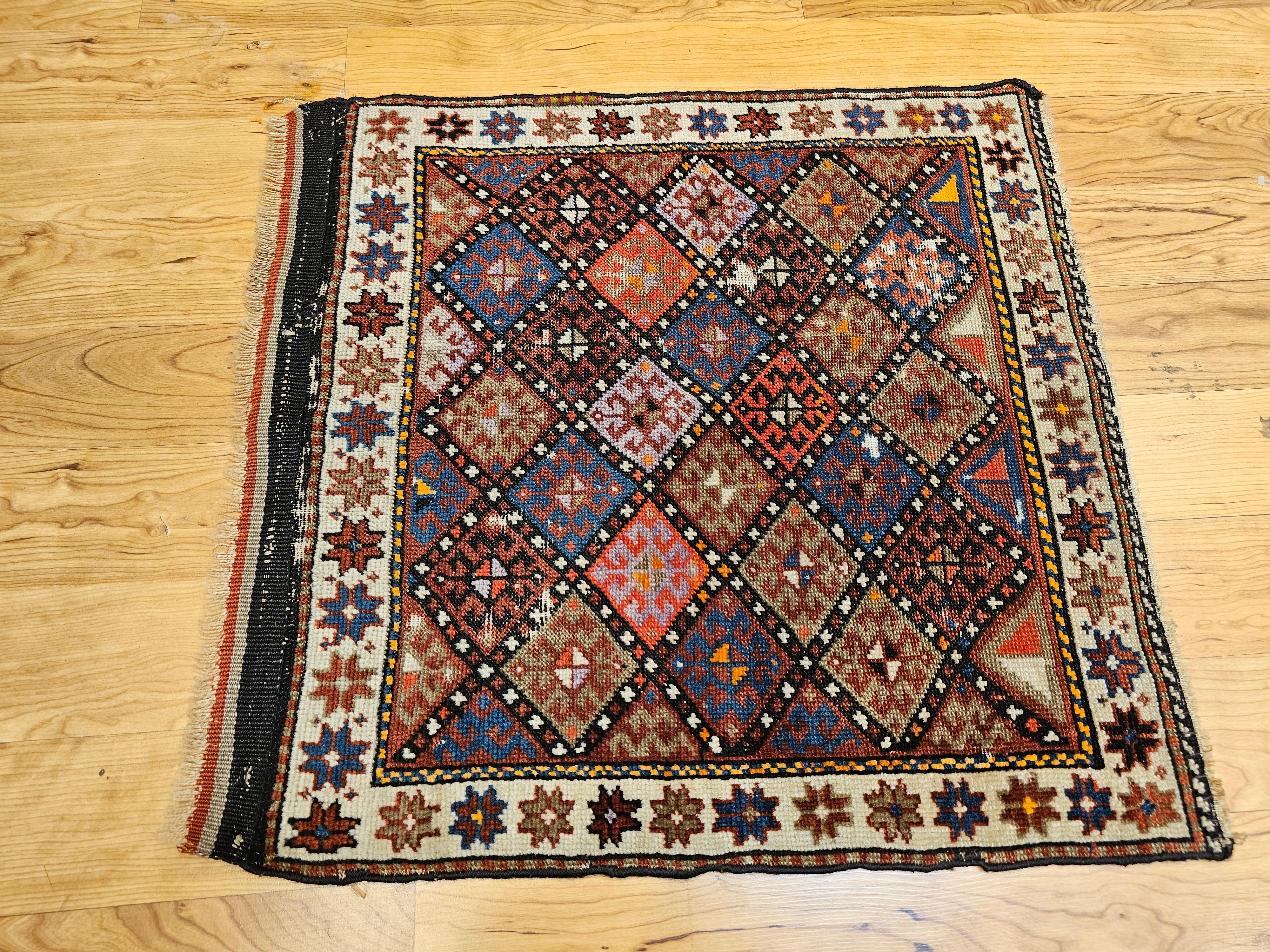 Persische Kurdische Stammeskunst-Taschentasche des 19. Jahrhunderts mit mehrfarbigem, geometrischem Design im Angebot 11