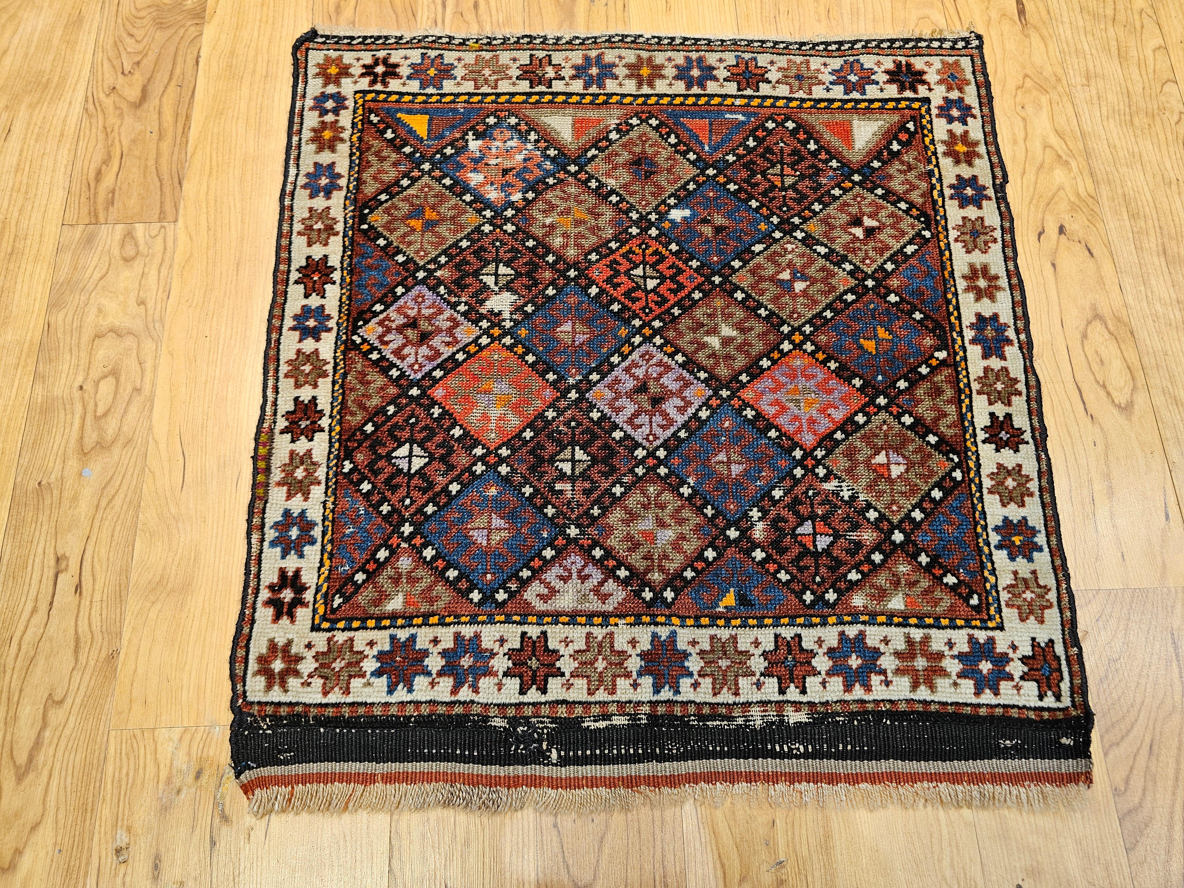 Persische Kurdische Stammeskunst-Taschentasche des 19. Jahrhunderts mit mehrfarbigem, geometrischem Design im Angebot 1