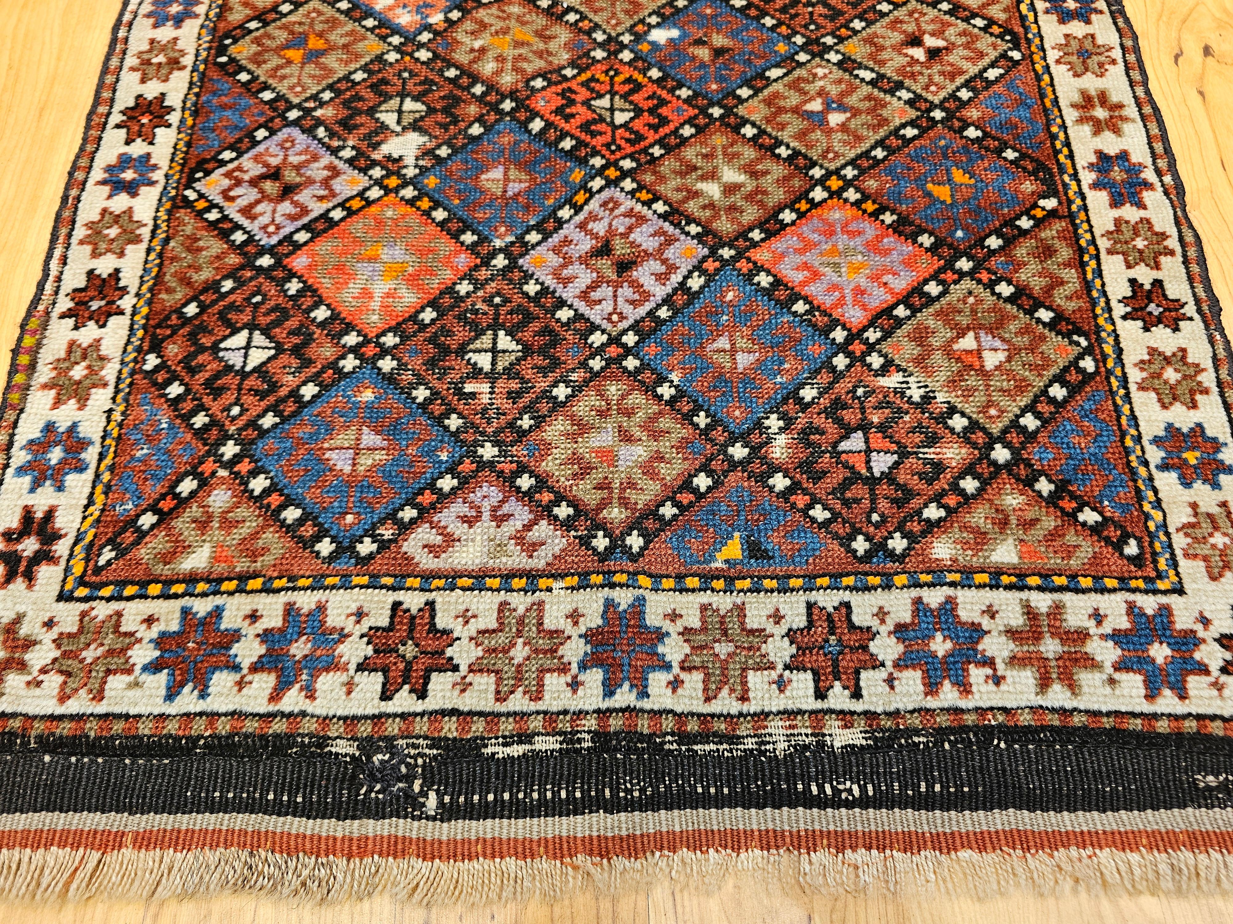 Persische Kurdische Stammeskunst-Taschentasche des 19. Jahrhunderts mit mehrfarbigem, geometrischem Design im Angebot 2