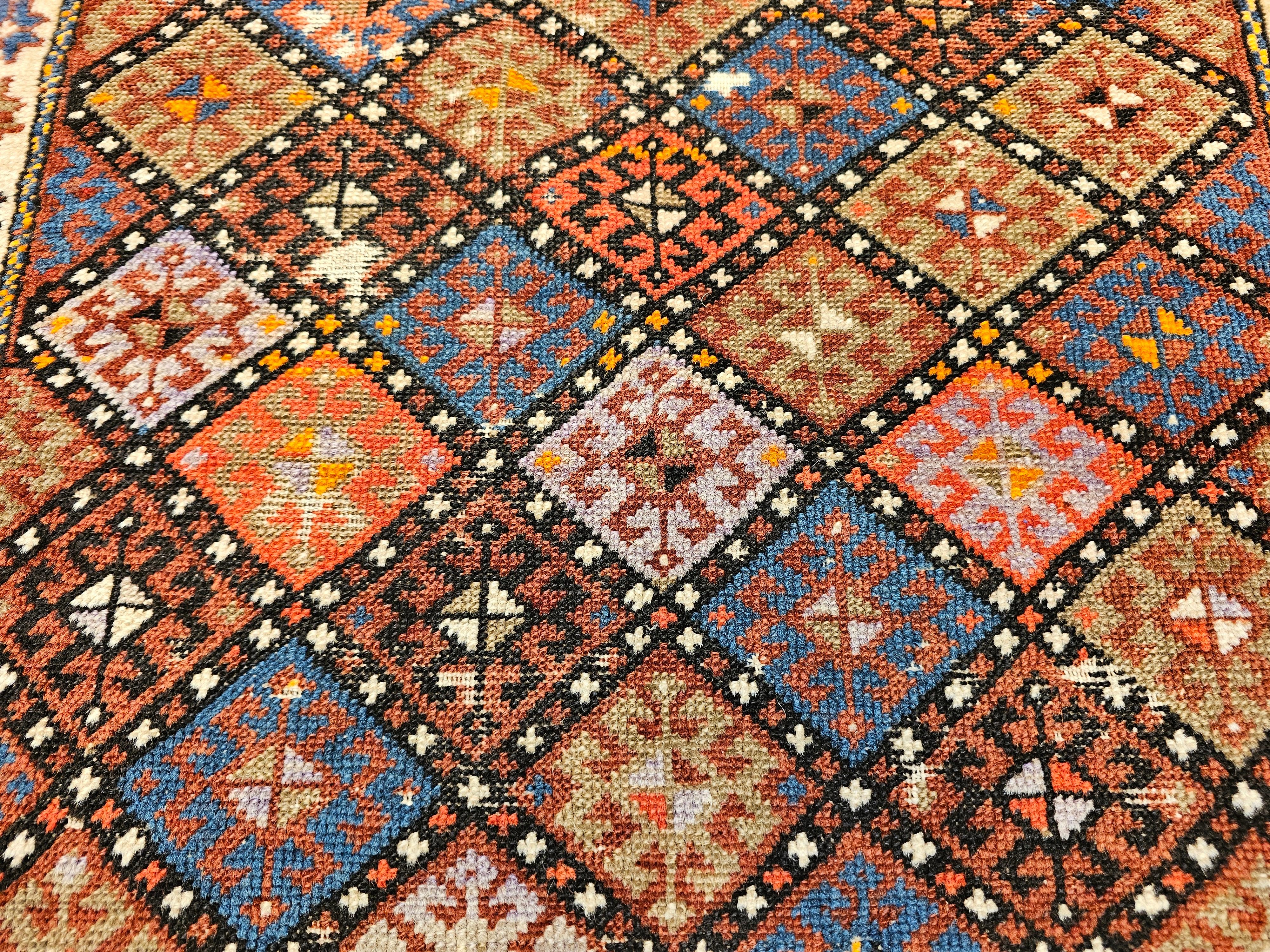 Persische Kurdische Stammeskunst-Taschentasche des 19. Jahrhunderts mit mehrfarbigem, geometrischem Design im Angebot 4