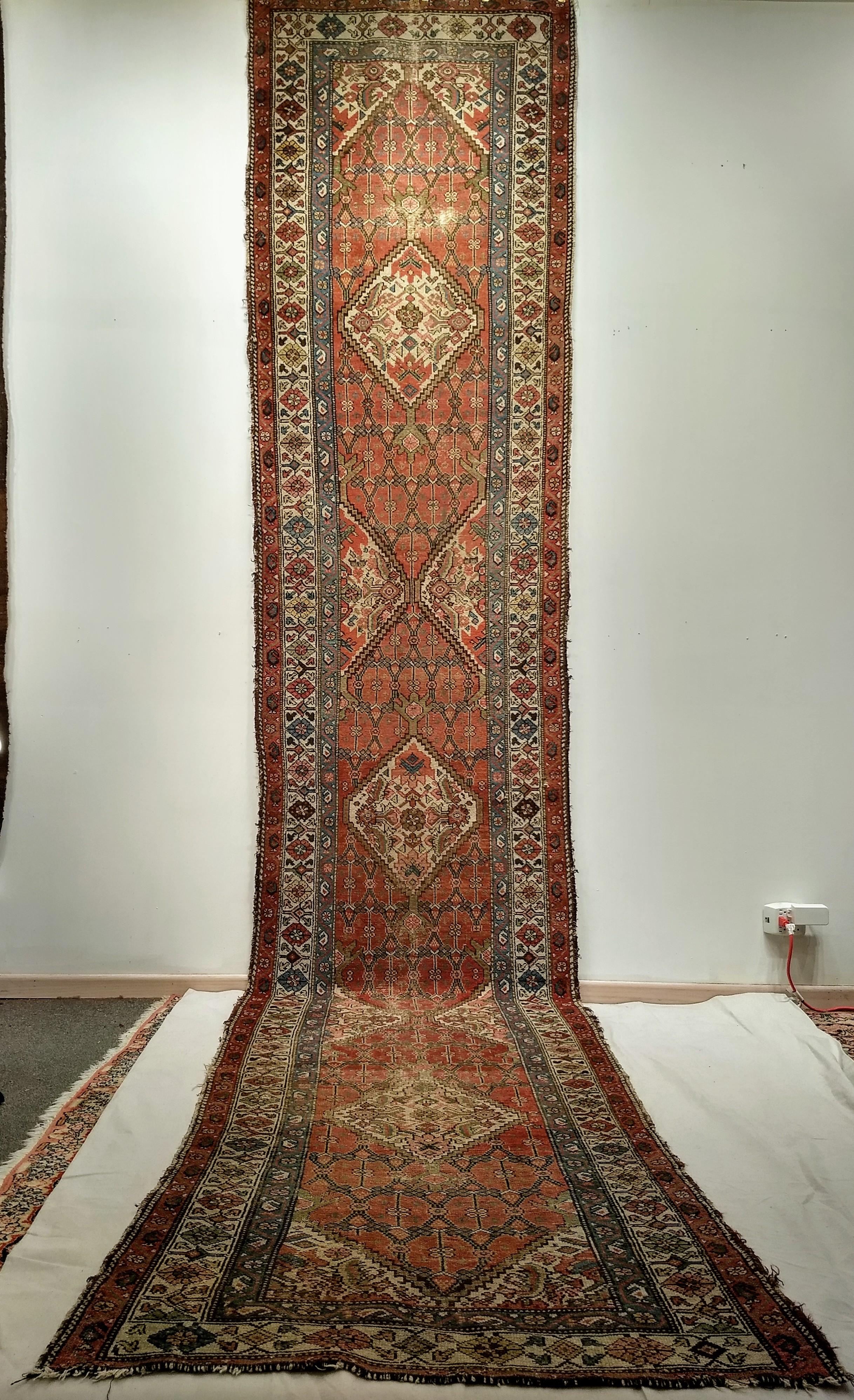 Malayer persiano lungo del XIX secolo  runner con motivo a medaglioni multipli.  Il bellissimo runner Malayer è stato tessuto nell'ultimo quarto del XIX secolo nella regione NW della Persia.  Il runner presenta un motivo a triplo medaglione assiale