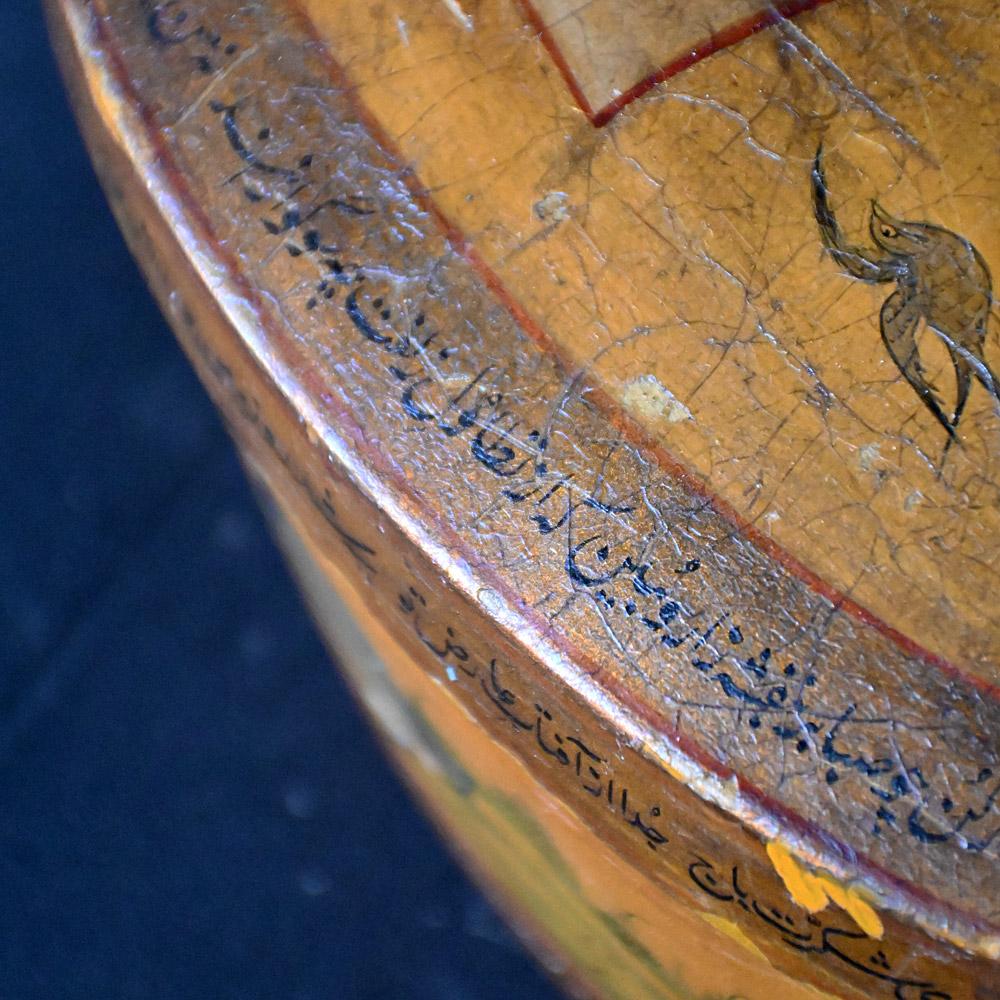 Persische Pappmaché-Dose aus dem 19. Jahrhundert, handbemalt
Diese mit handgemalten Details und Illustrationen versehene persische Schmuckschatulle aus dem 19. Jahrhundert zeigt eine Szene mit einer Gruppe von Figuren, die in einem Boot über das