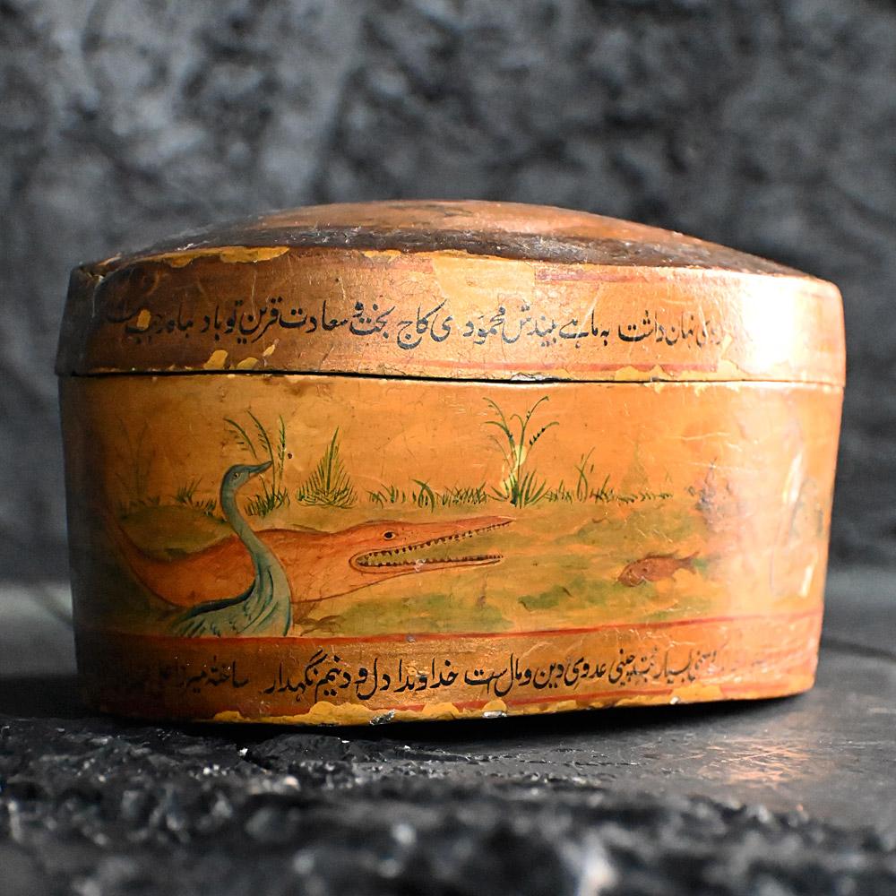 Persische Pappmaché-Dose aus dem 19. Jahrhundert, handbemalt (Frühviktorianisch) im Angebot