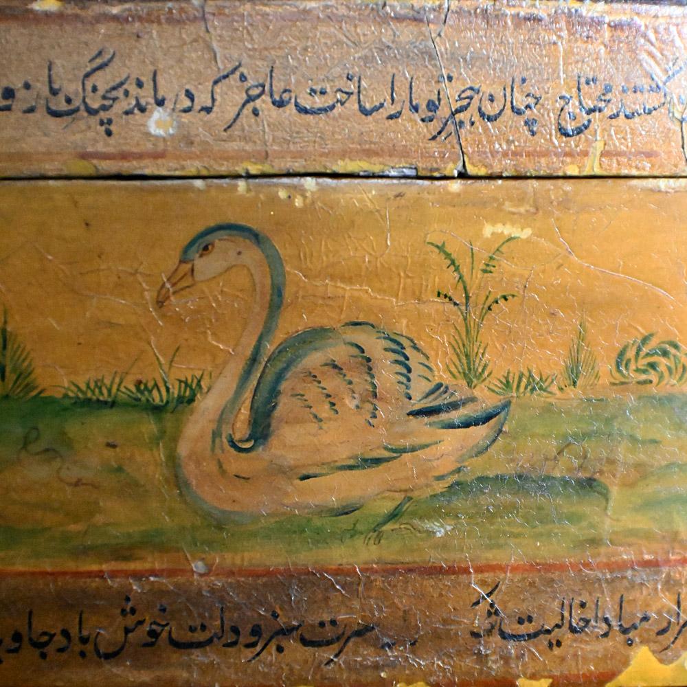 Persische Pappmaché-Dose aus dem 19. Jahrhundert, handbemalt (Indisch) im Angebot