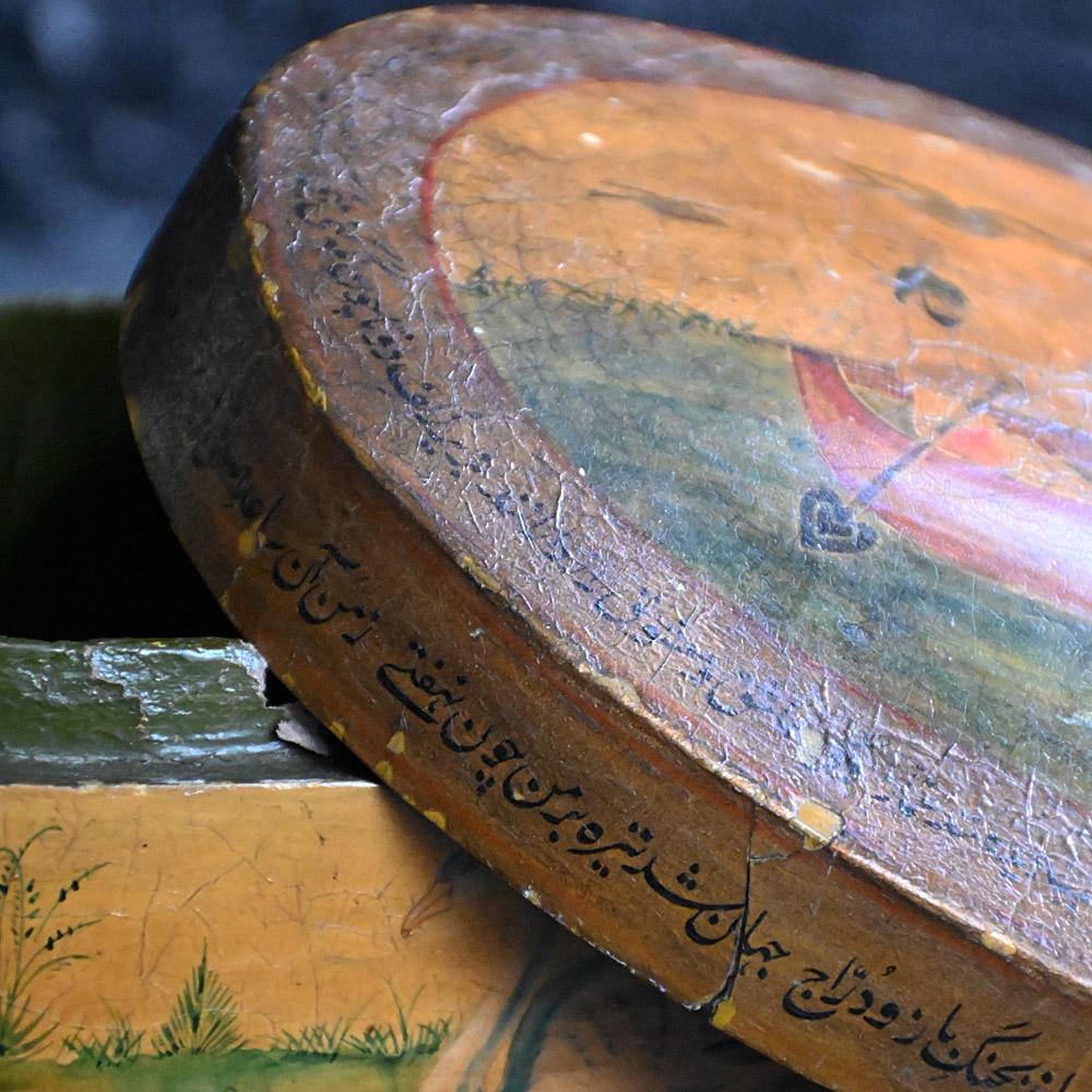 Persische Pappmaché-Dose aus dem 19. Jahrhundert, handbemalt im Zustand „Relativ gut“ im Angebot in London, GB