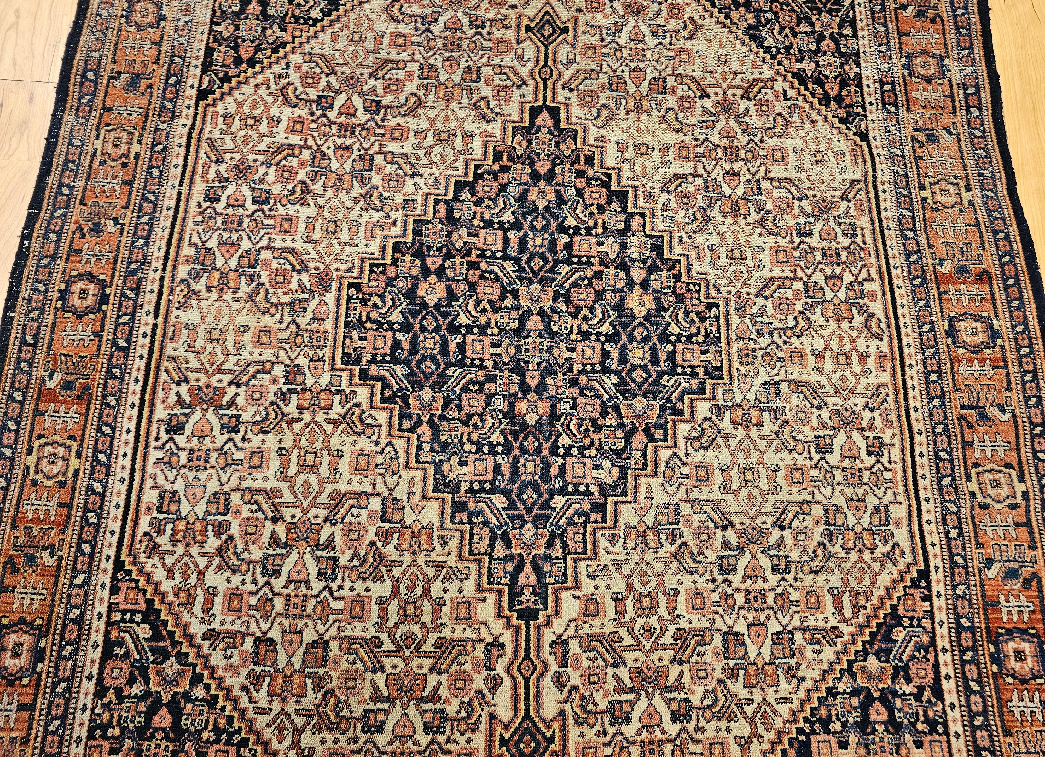 Persischer Senneh-Teppich des 19. Jahrhunderts mit geometrischem Muster in Elfenbein, Marineblau, Rost im Zustand „Gut“ im Angebot in Barrington, IL