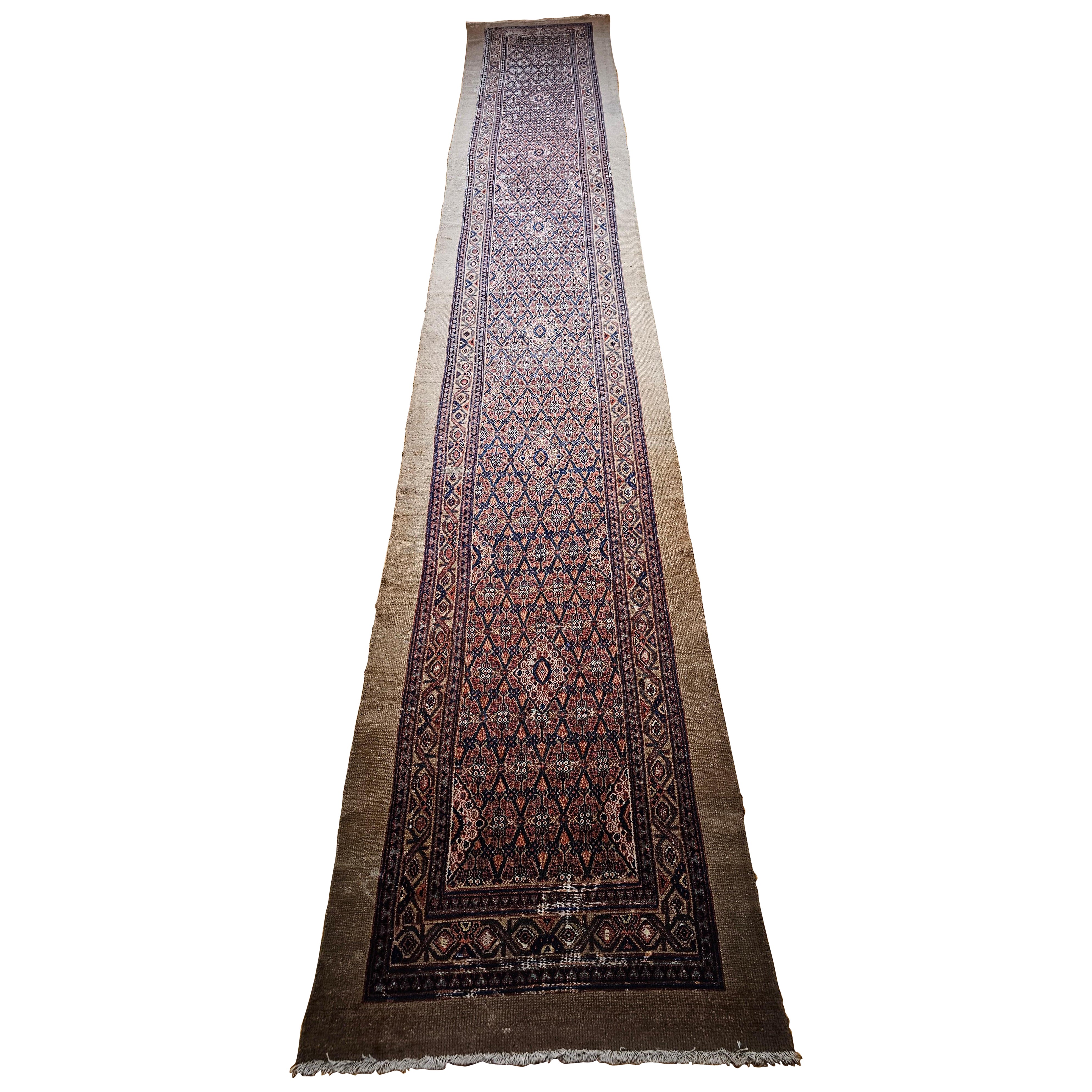 Runner lungo in pelo di cammello Serab persiano del XIX secolo con motivo geometrico all over in vendita