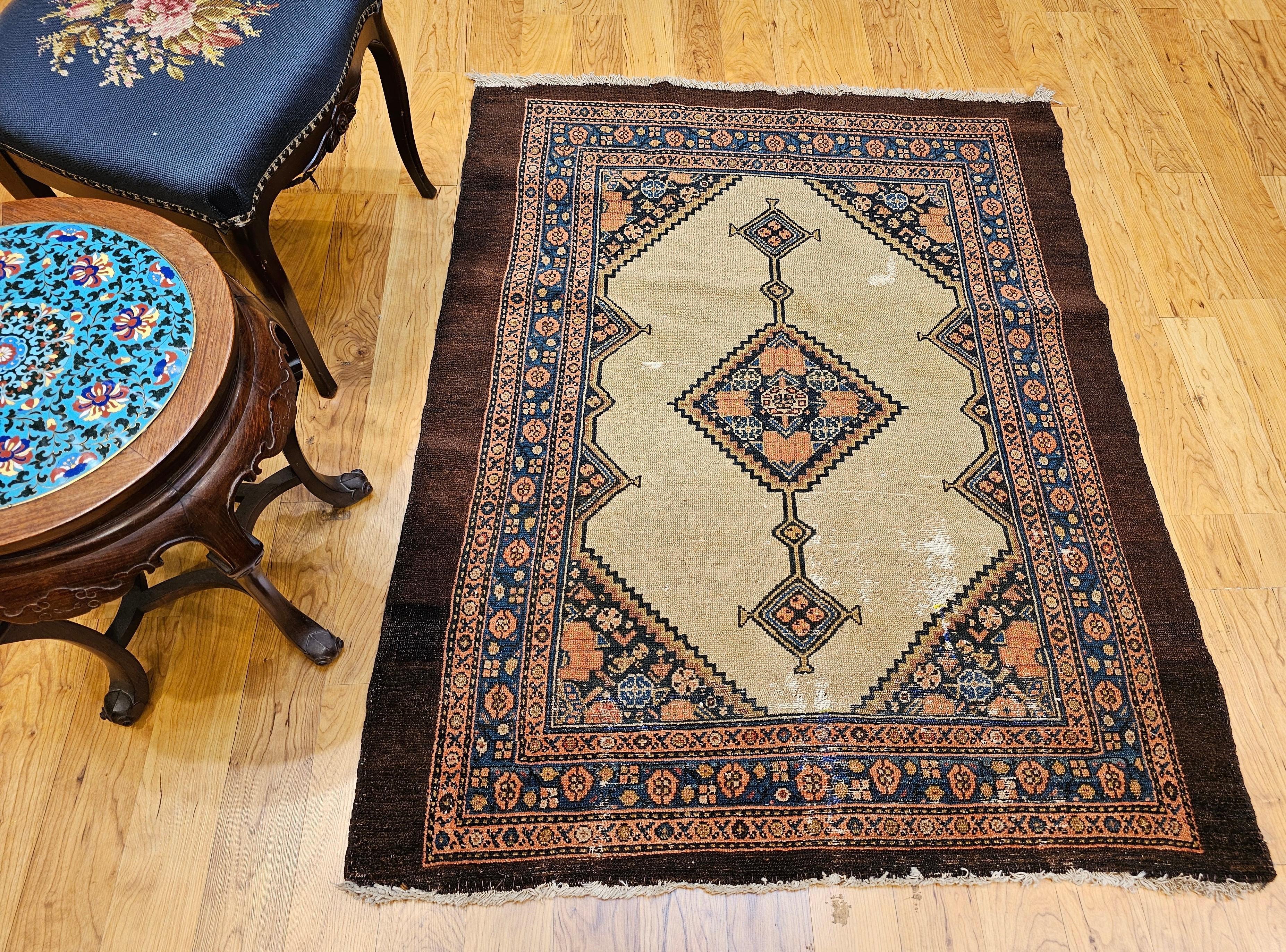 19th-Century Persian Serab Camelhair Near Square Size Area Rug im Angebot 5