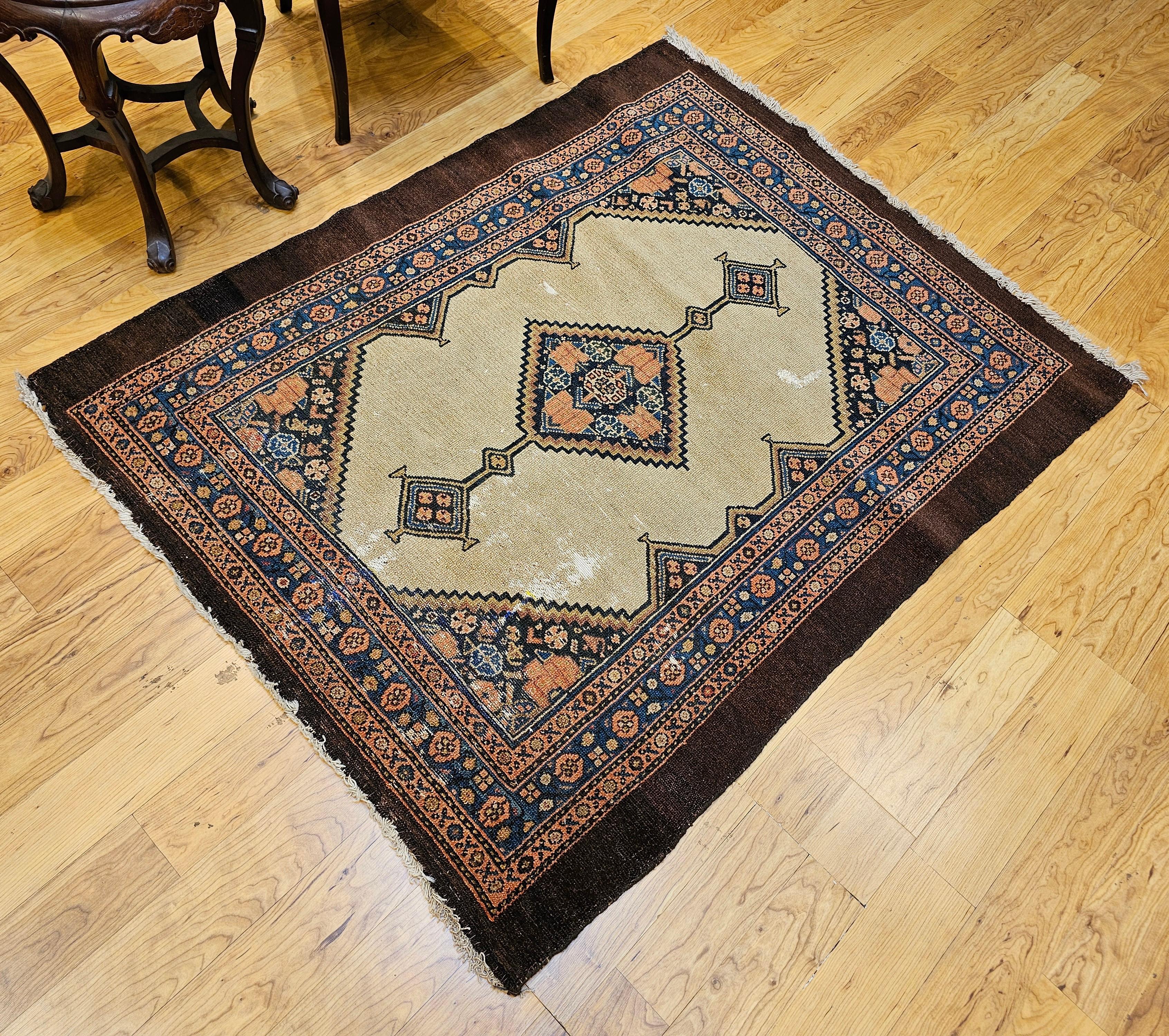 19th-Century Persian Serab Camelhair Near Square Size Area Rug im Angebot 6