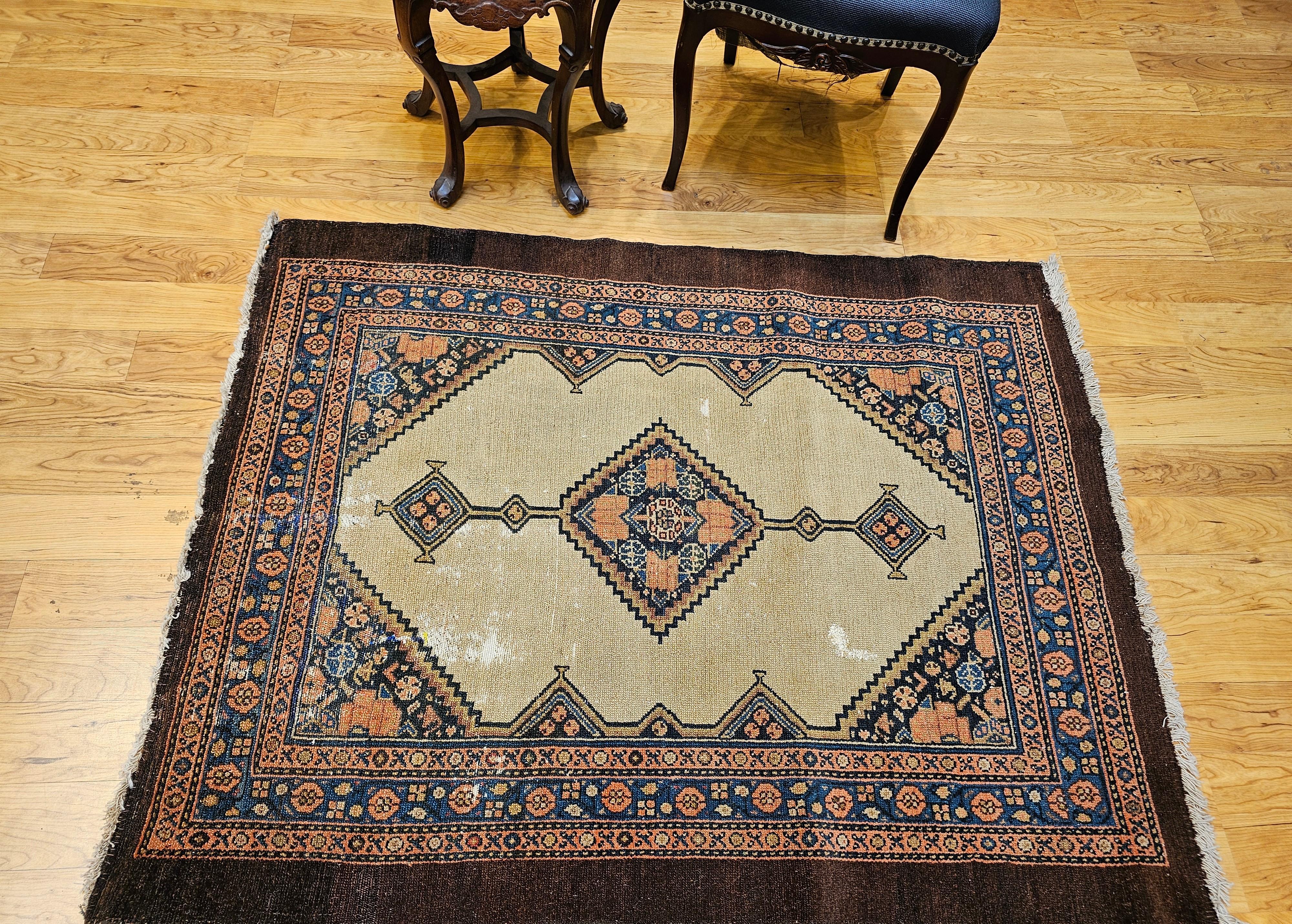 19th-Century Persian Serab Camelhair Near Square Size Area Rug im Angebot 7