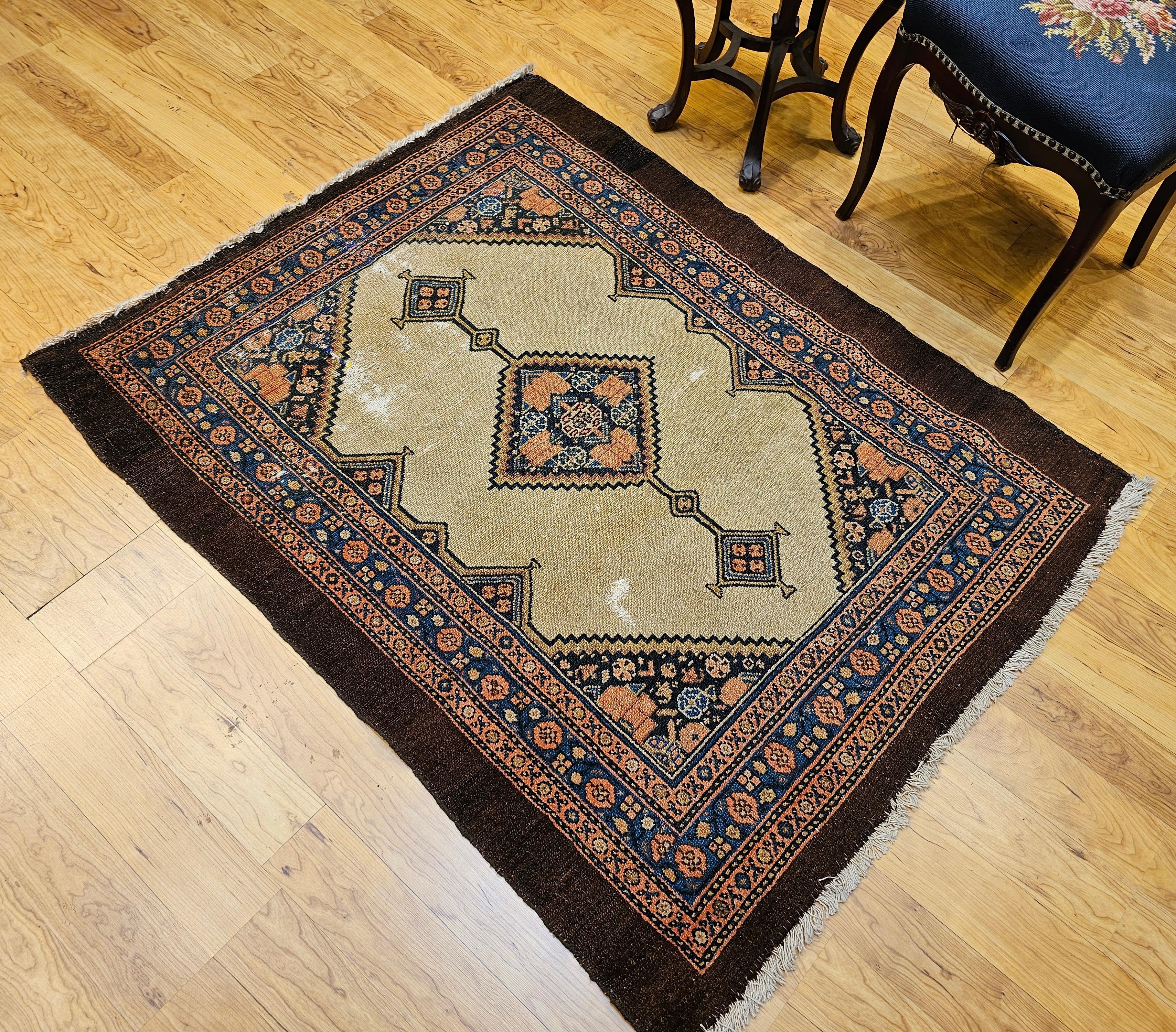 19th-Century Persian Serab Camelhair Near Square Size Area Rug im Angebot 8