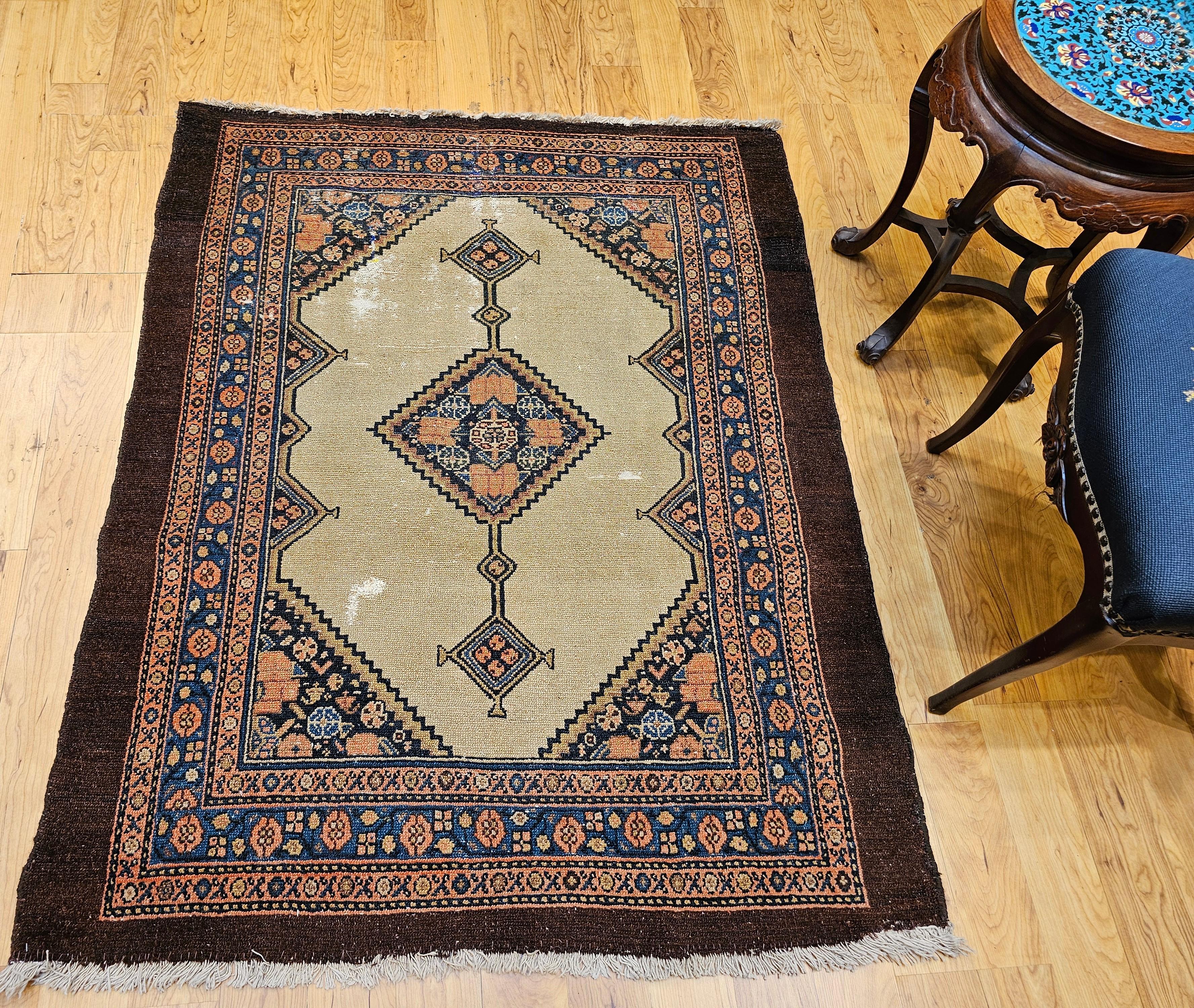 19th-Century Persian Serab Camelhair Near Square Size Area Rug im Angebot 9