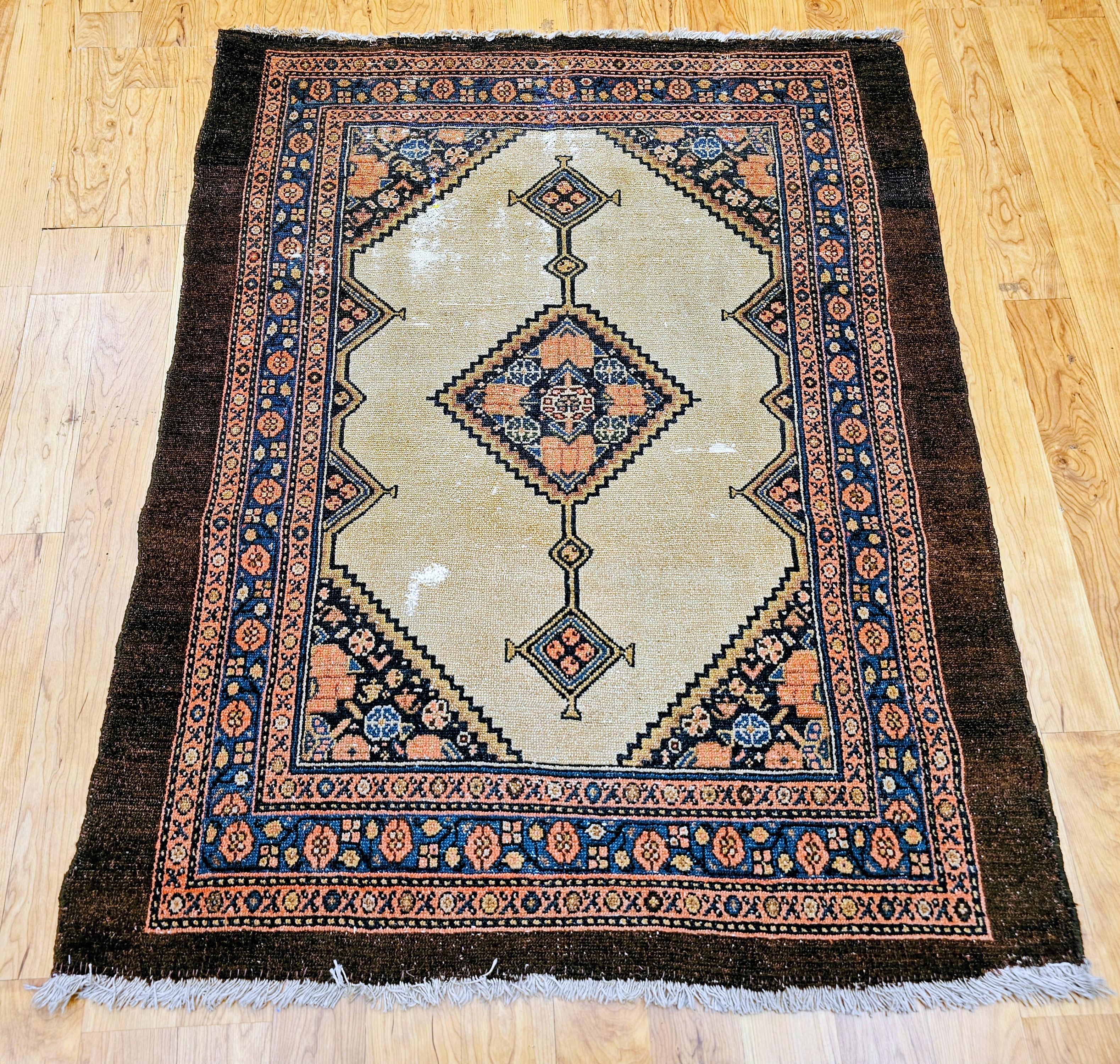 19th-Century Persian Serab Camelhair Near Square Size Area Rug im Angebot 11