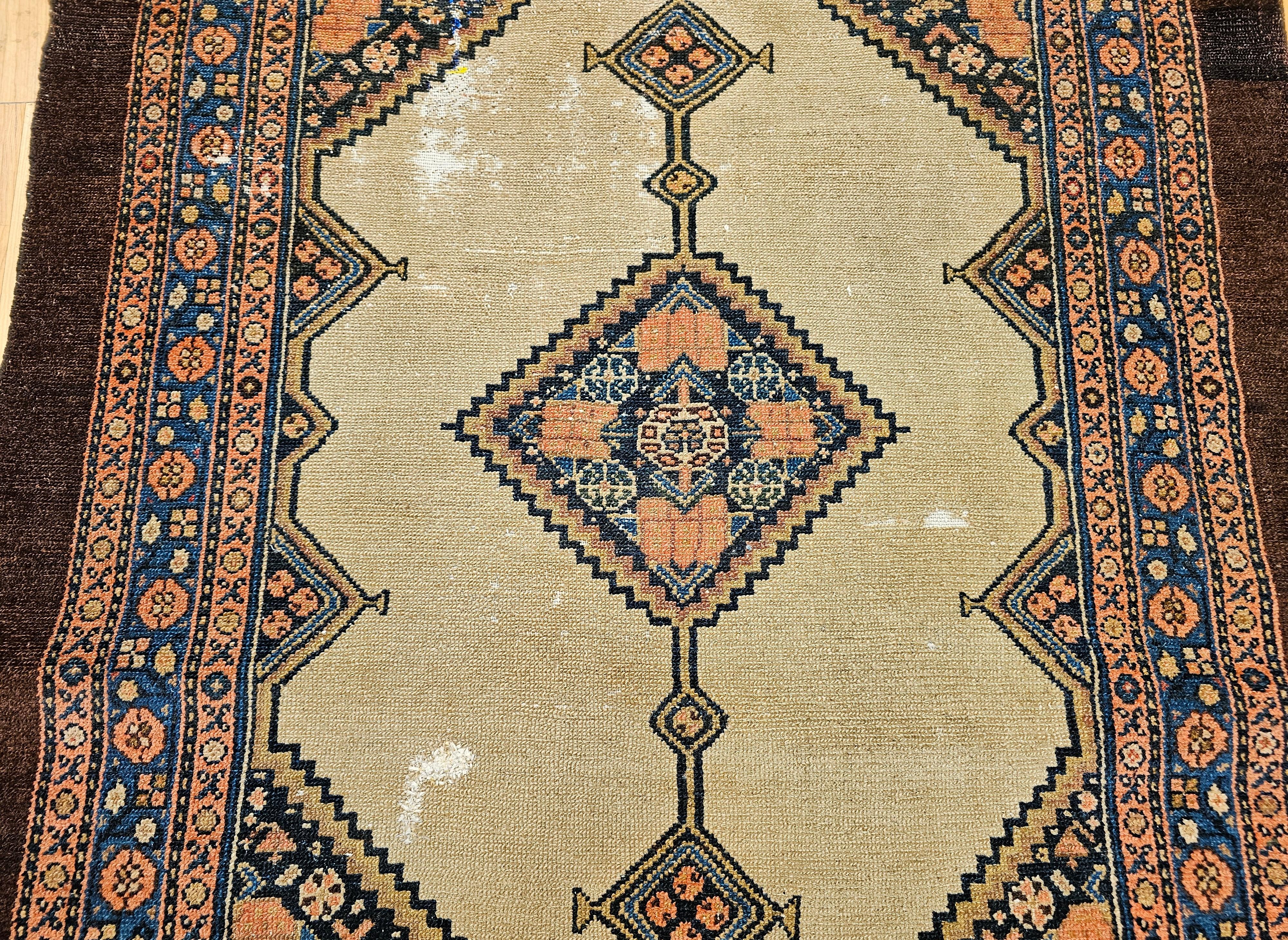 19th-Century Persian Serab Camelhair Near Square Size Area Rug (Pflanzlich gefärbt) im Angebot