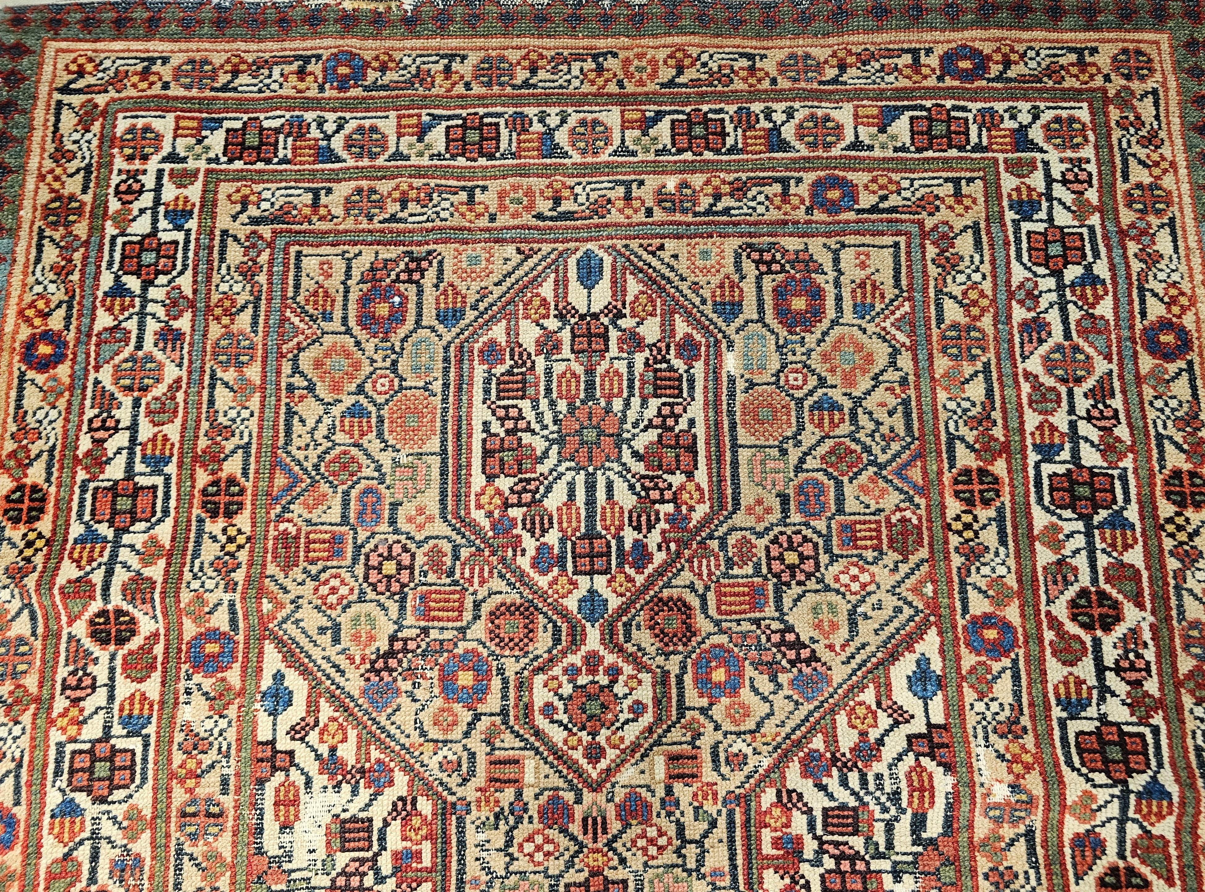 Runner persiano in cammello Serab del XIX secolo con motivo geometrico all over.  Un vero capolavoro della tradizione di tessitura dei tappeti persiani alla fine del XIX secolo.  La combinazione di cobalto, zafferano, blu francese, pistacchio e