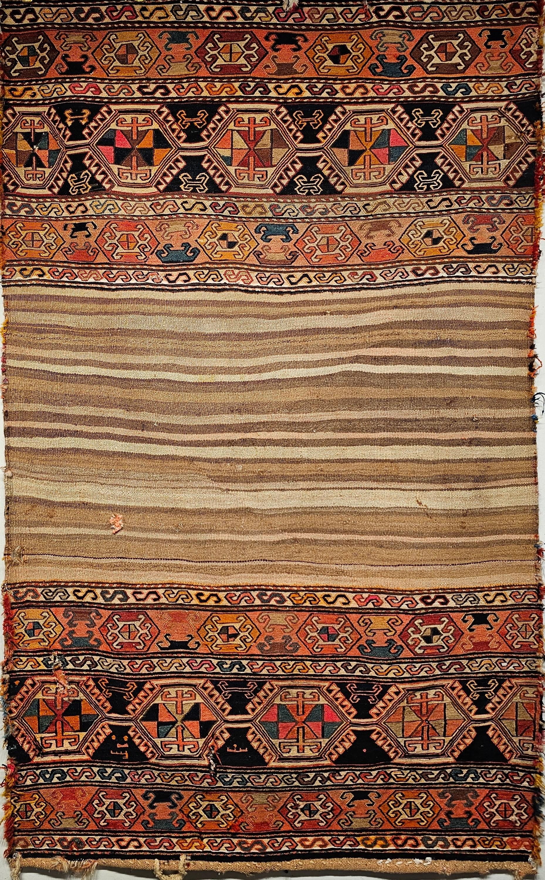  Dieser exquisite persische Shahsavan Soumak Mafrash aus dem 19. Jahrhundert ist ein seltenes und sehr begehrtes Beispiel für Stammes-Textilkunst. Mafrash, traditionell große Tragetaschen, die von Nomadenstämmen gewebt wurden, dienten während der