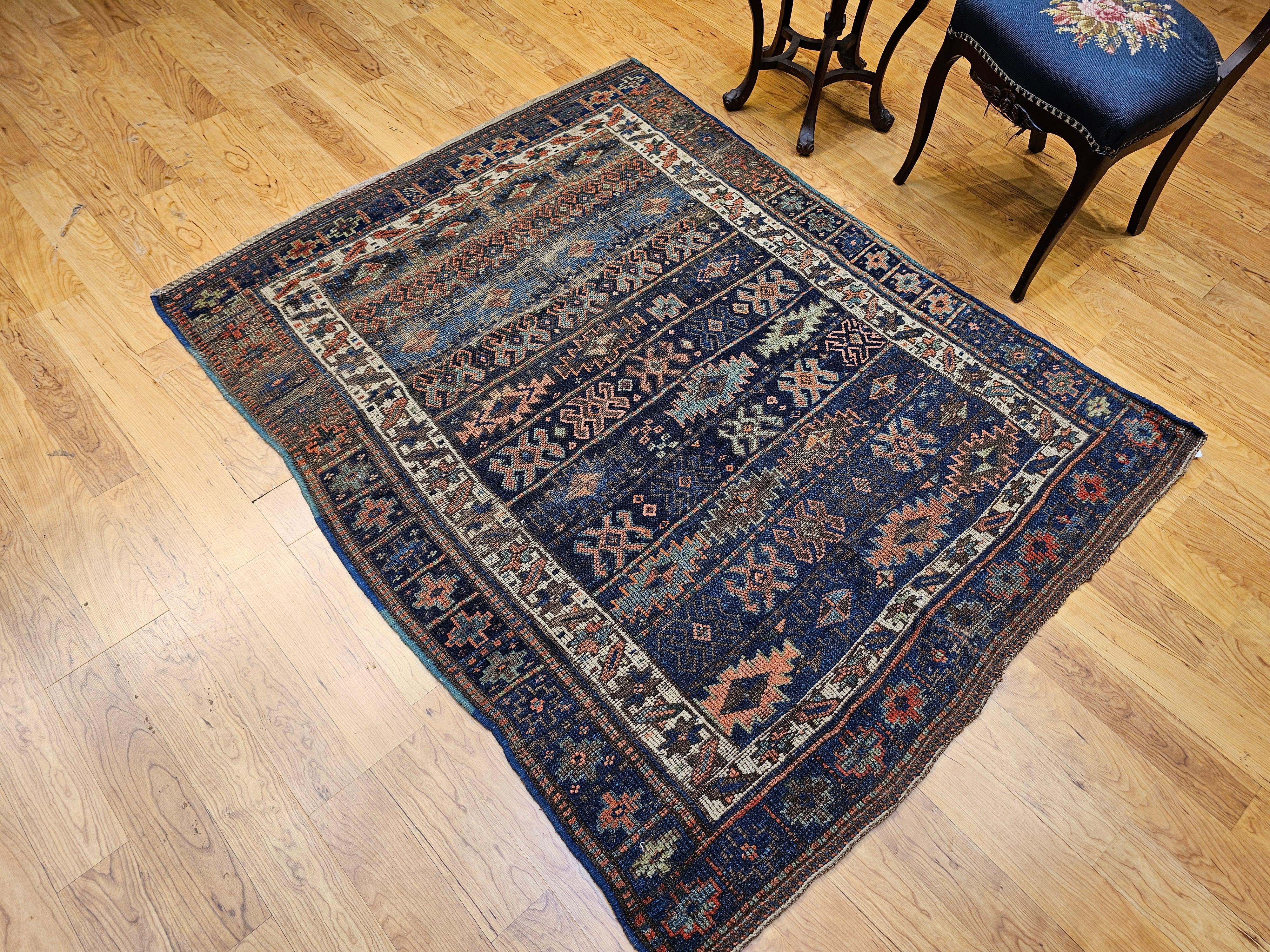 Tapis tribal persan Shahsavan du XIXe siècle dans les tons marine, ivoire, vert et bleu en vente 4