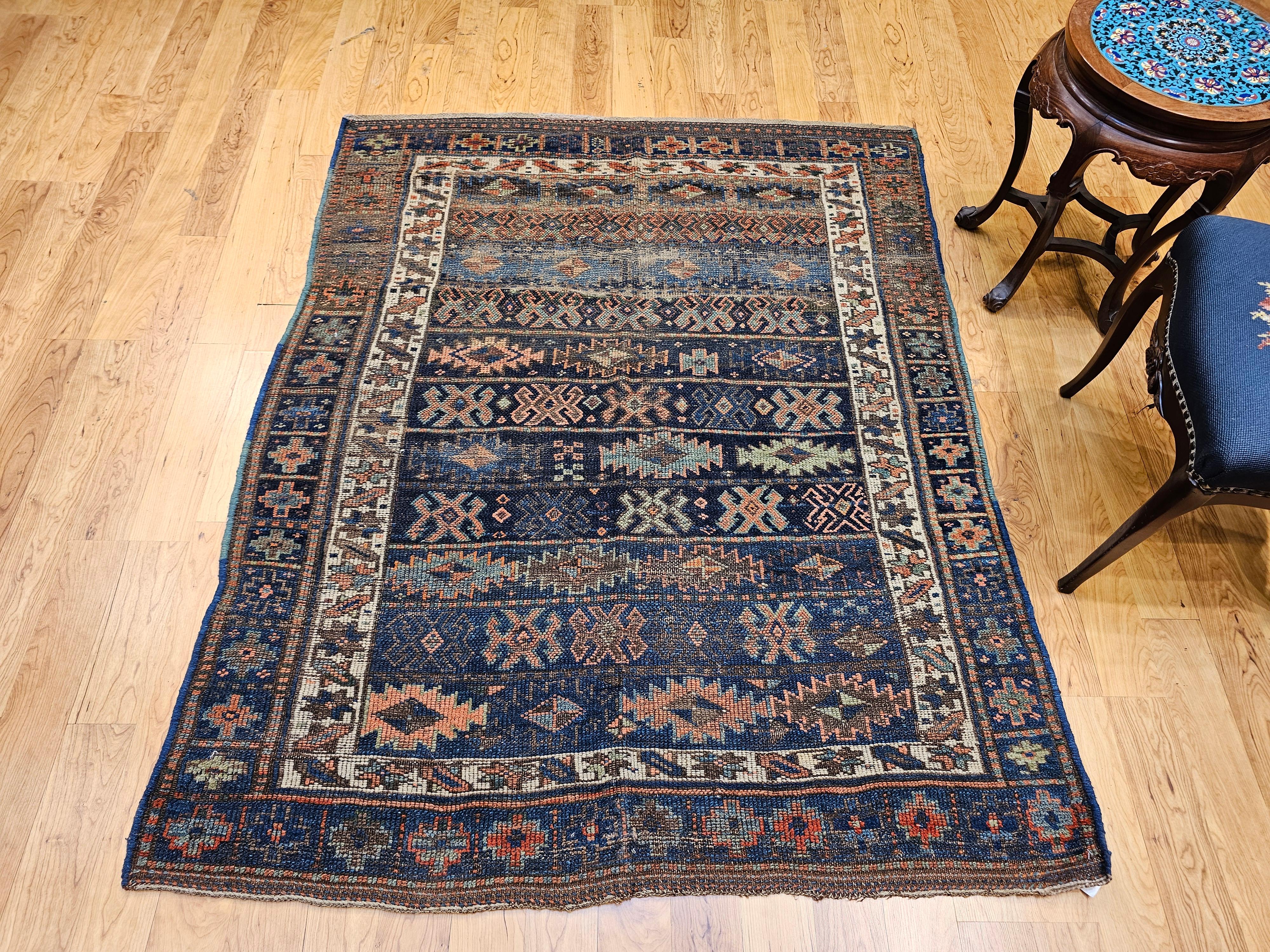 Tapis tribal persan Shahsavan du XIXe siècle dans les tons marine, ivoire, vert et bleu en vente 5